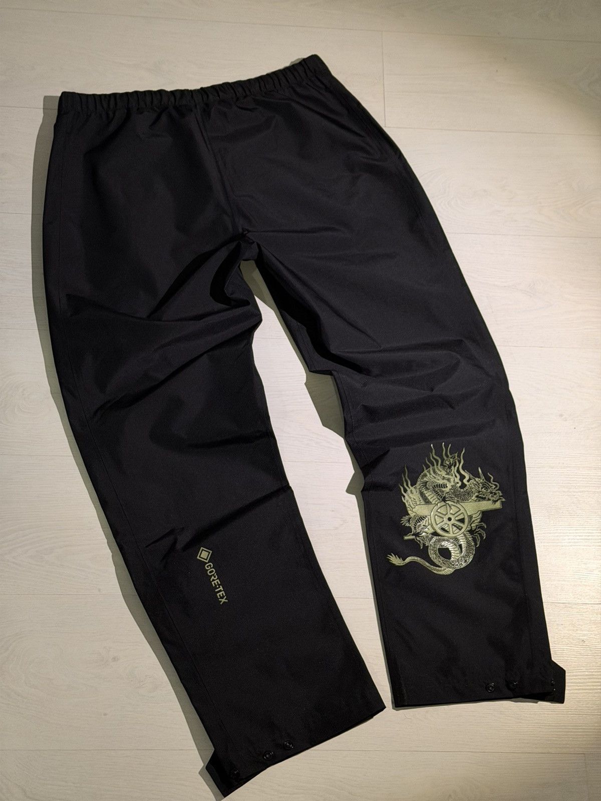 Adidas × Maharishi Adidas Arsenal x Maharishi Gore-Tex Pants BNWT Size L Size US 32 / EU 48 - 3 Thumbnail