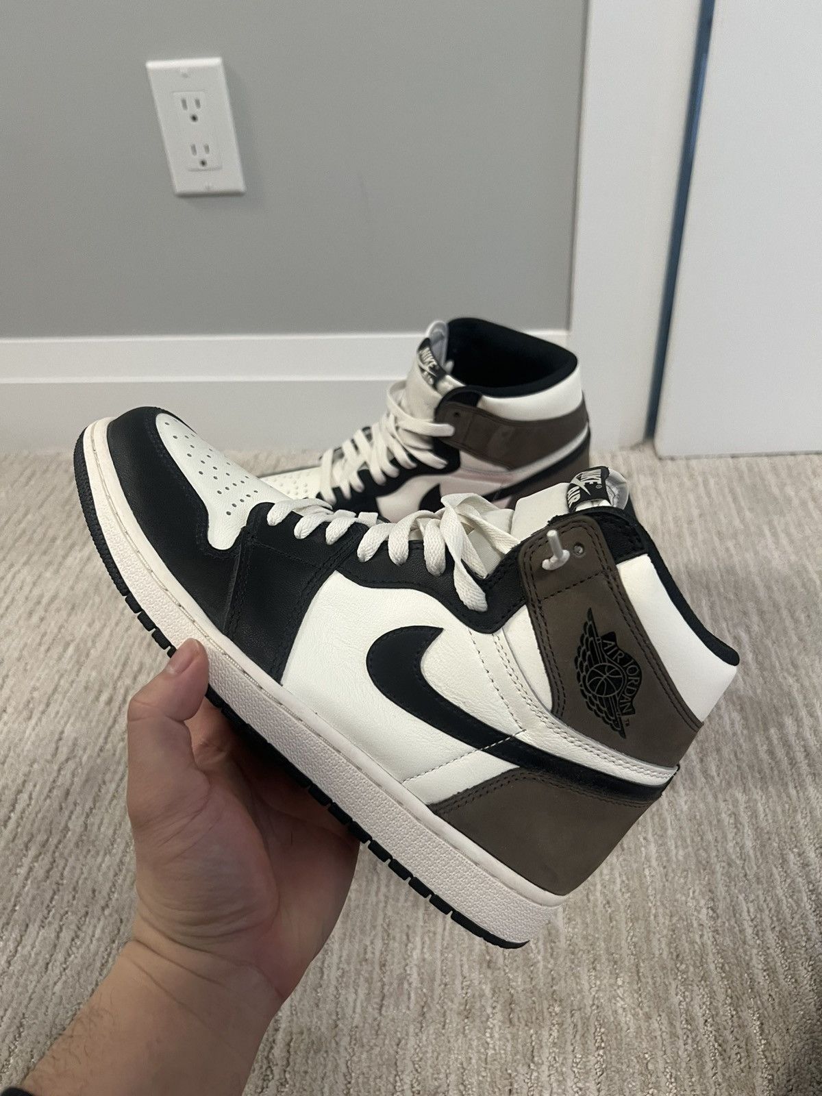 Nike Jordan 1 Retro High Dark Mocha Size US 9.5 / EU 42-43 - 1 Thumbnail