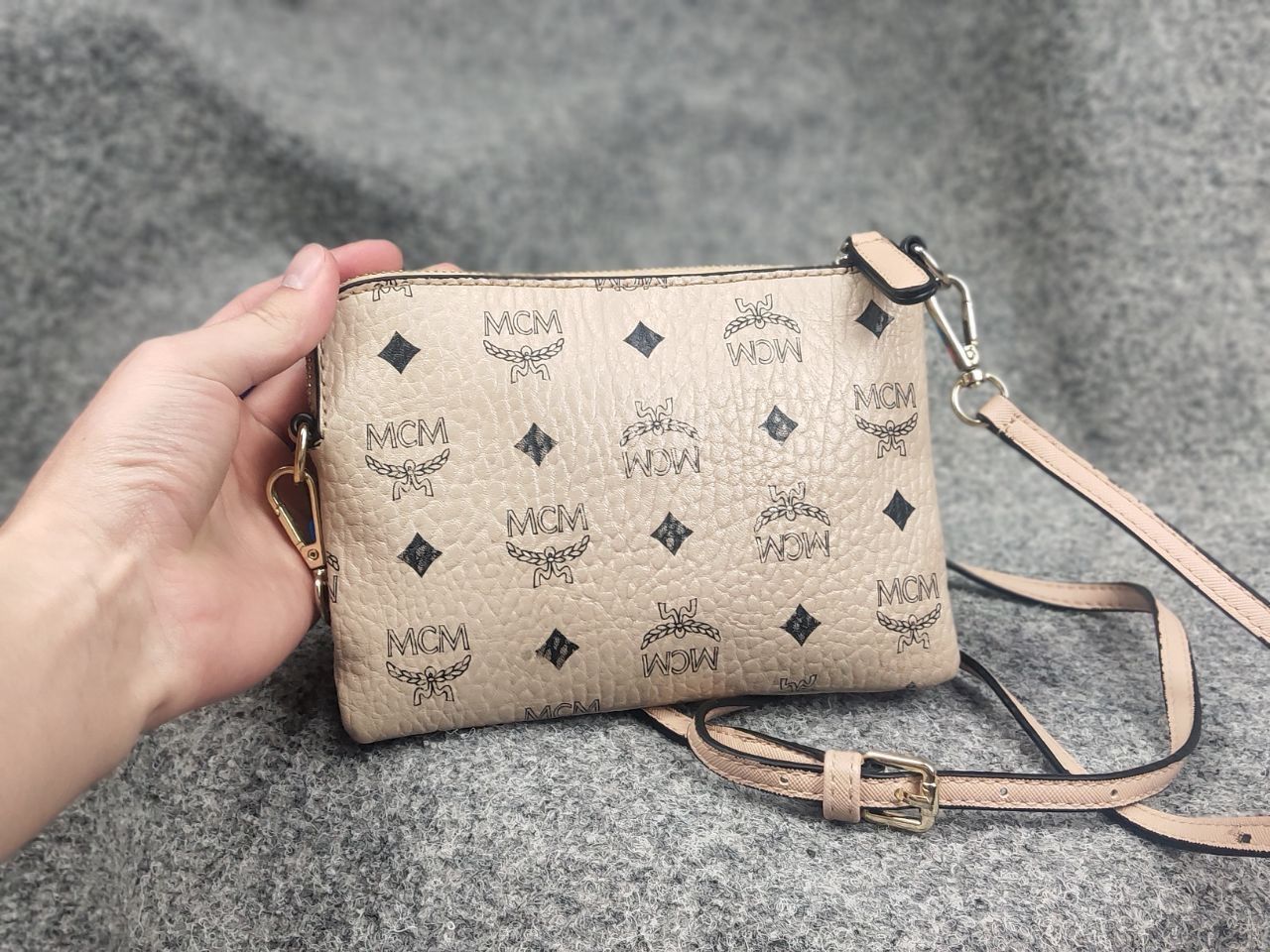 MCM MCM Authentic Vintage Small beige monogram crossbody Zip Bag Size ONE SIZE - 4 Thumbnail