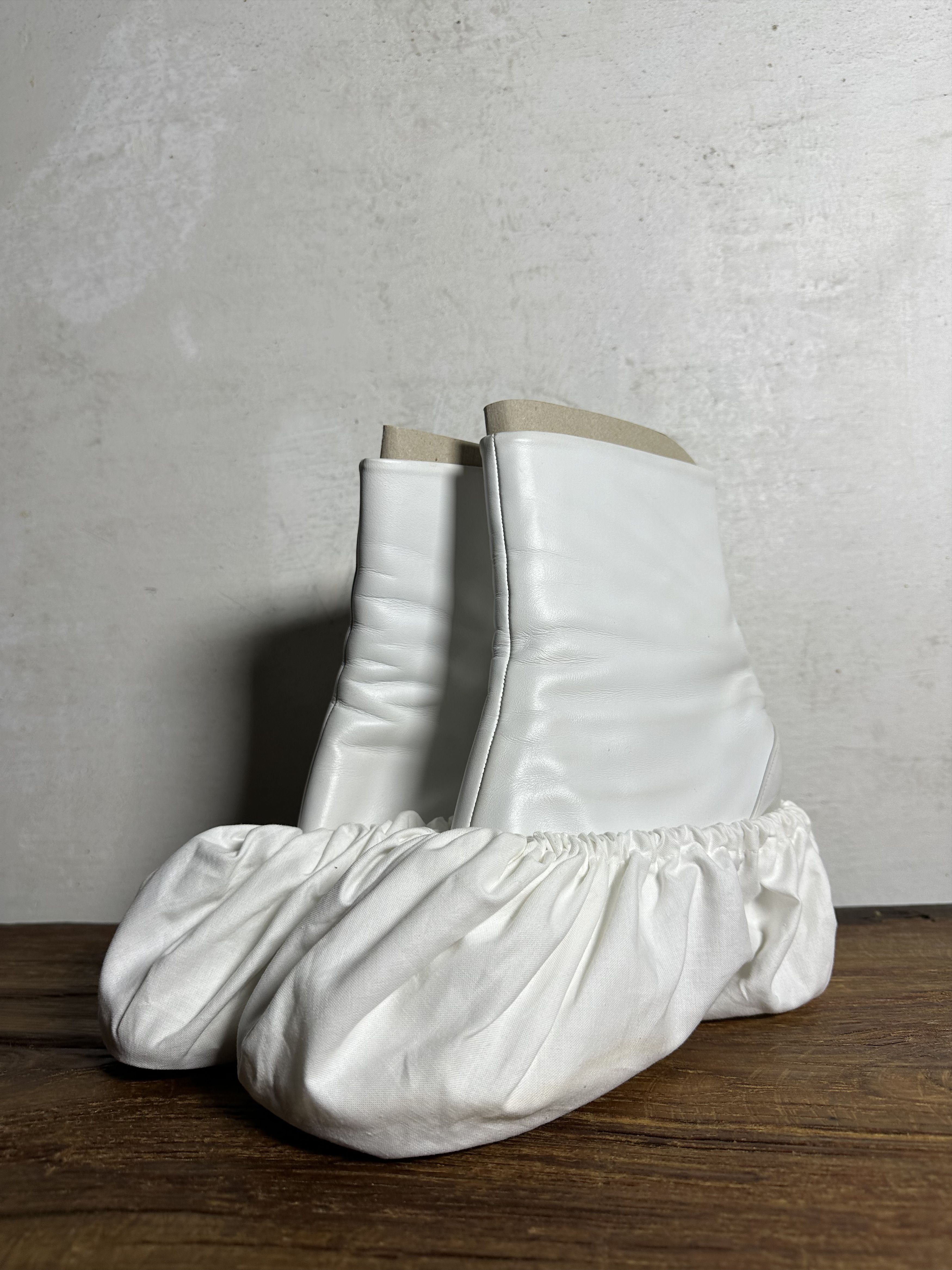 Maison Margiela Maison Margiela White Tabi Hologram XXX boots Size US 10 / IT 40 - 6 Thumbnail