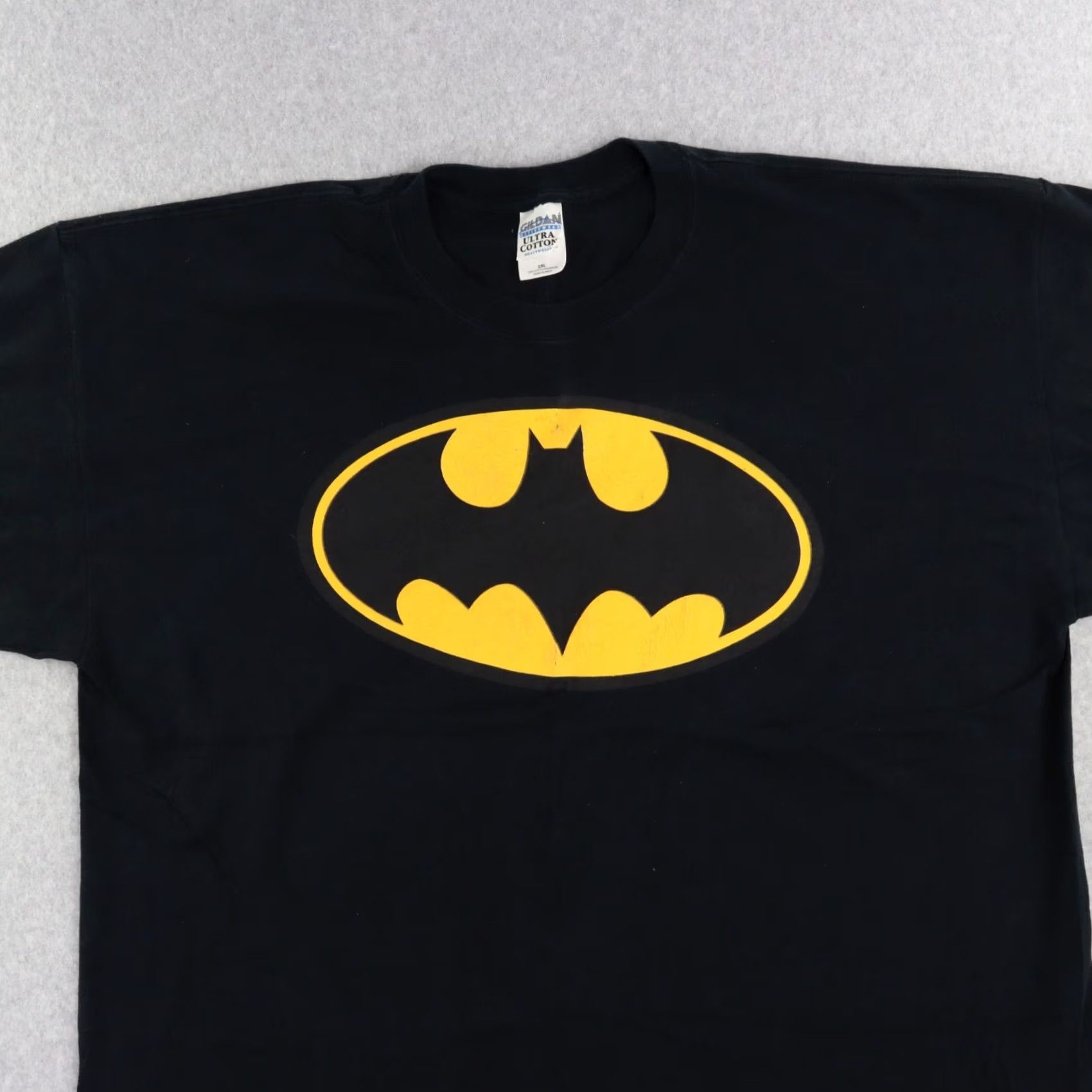 Gildan Vintage Batman Mens 2XL Classic Logo in Black Graphic T-shirt Sz XXL 2XL Size US XXL / EU 58 / 5 - 6 Thumbnail