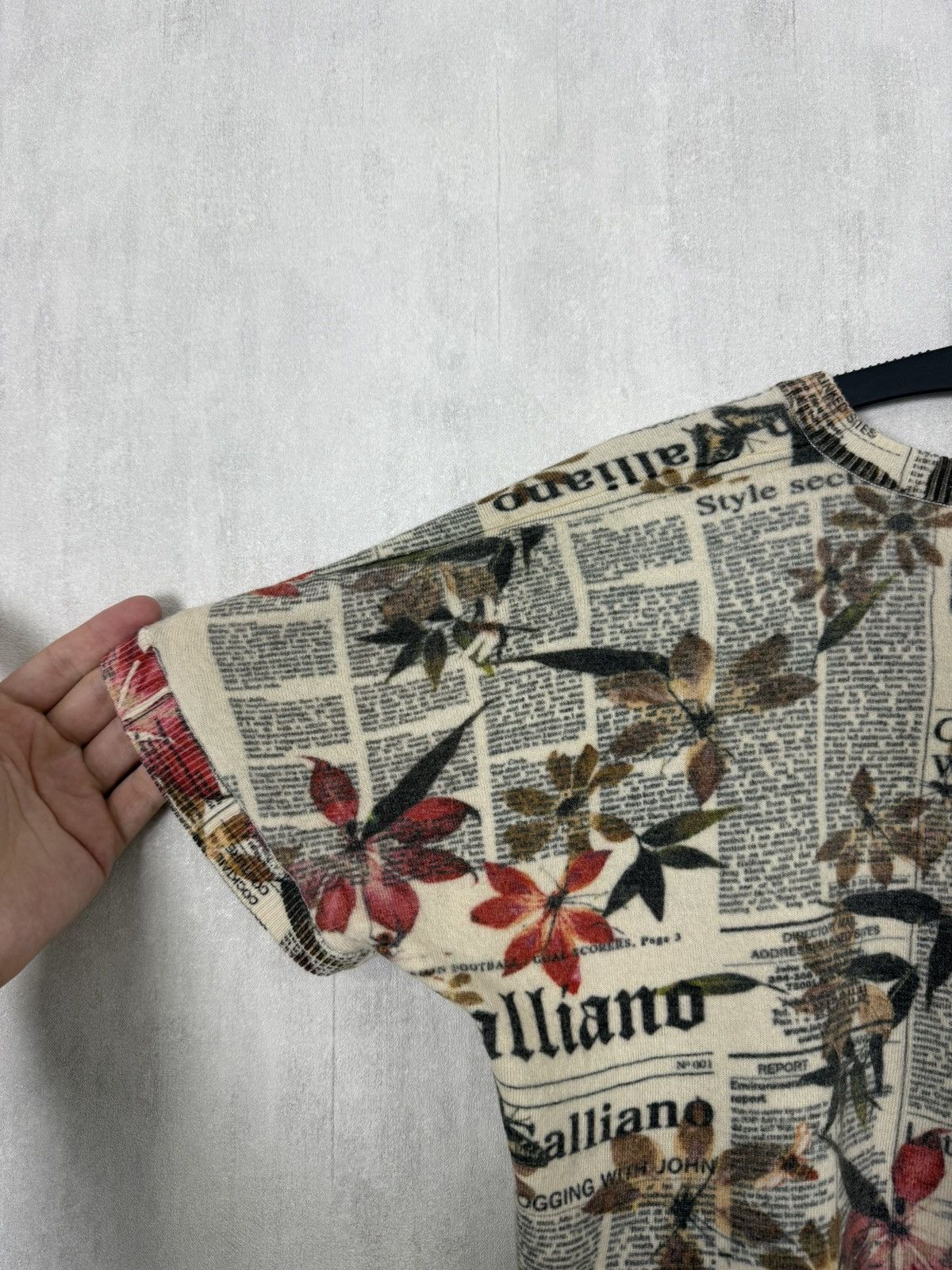 John Galliano John Galliano Newspaper Floral Print V-Neck Wool T-Shirt Size M / US 6-8 / IT 42-44 - 15 Thumbnail