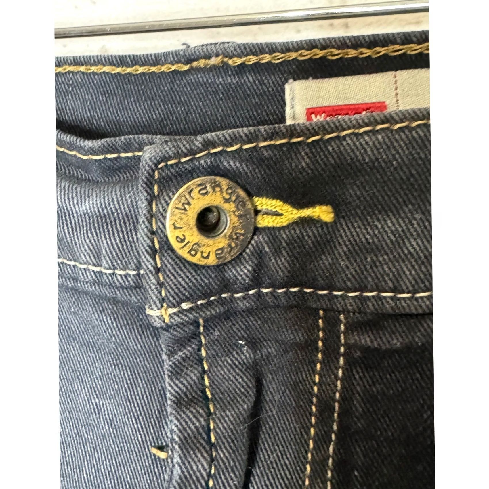 Wrangler Wrangler Jeans Dark Wash Relaxed Fit Mens 38x30 Leather? Wait: This is wrong. Size US 38 / EU 54 - 3 Thumbnail