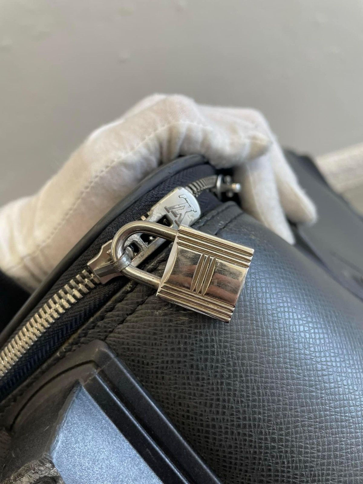 Louis Vuitton Louis Vuitton taiga leather pegas 45 rolling luggage Size ONE SIZE - 2 Thumbnail