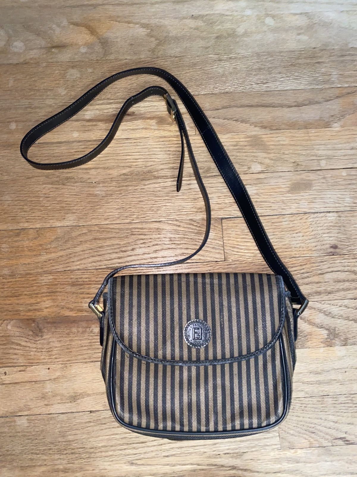 Fendi Authentic Vintage Fendi Purse Size ONE SIZE - 1 Thumbnail