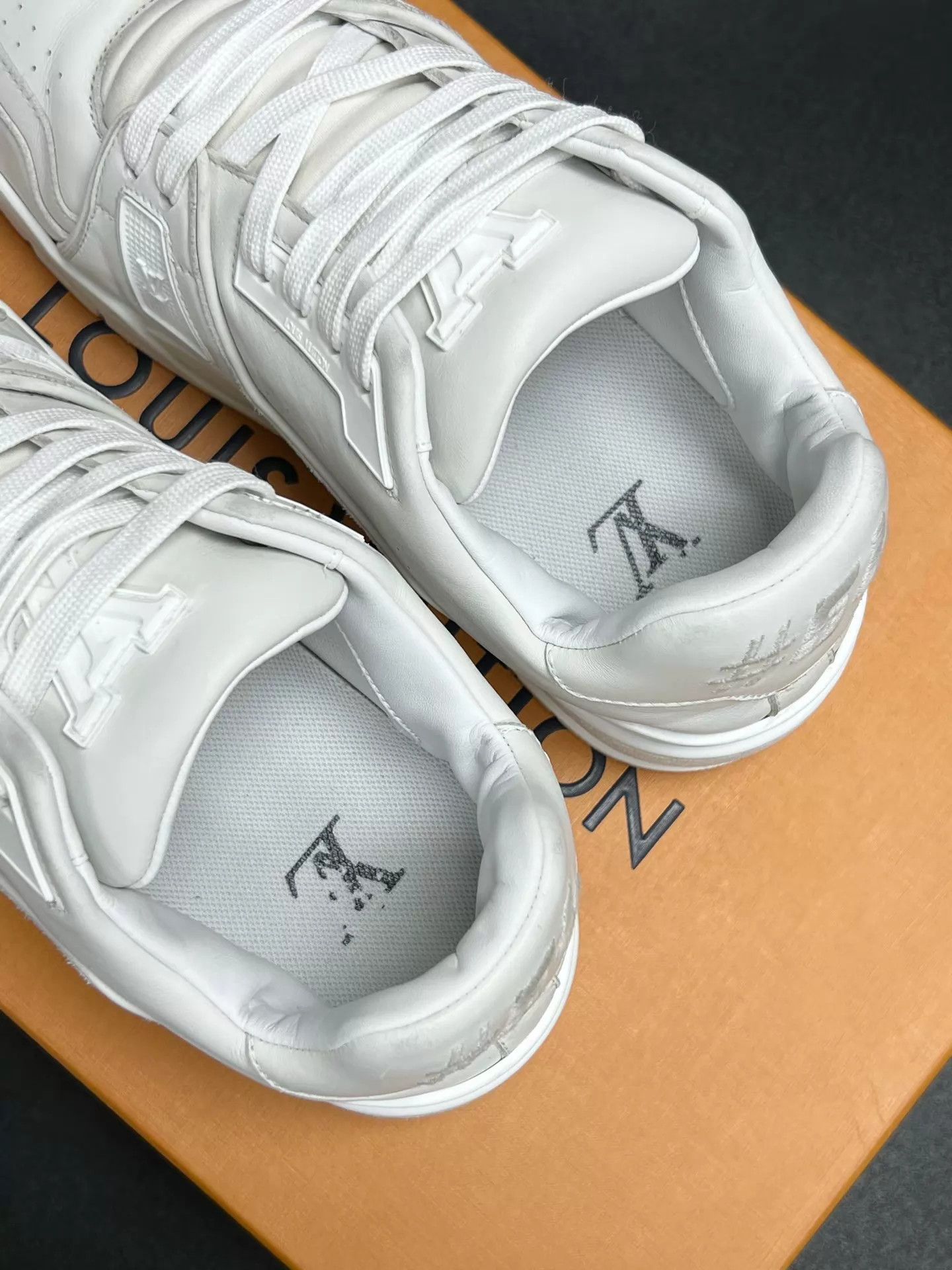 Louis Vuitton LV Trainer Soft Leather Distressed White UK6 (40) Size US 7 / EU 40 - 4 Thumbnail