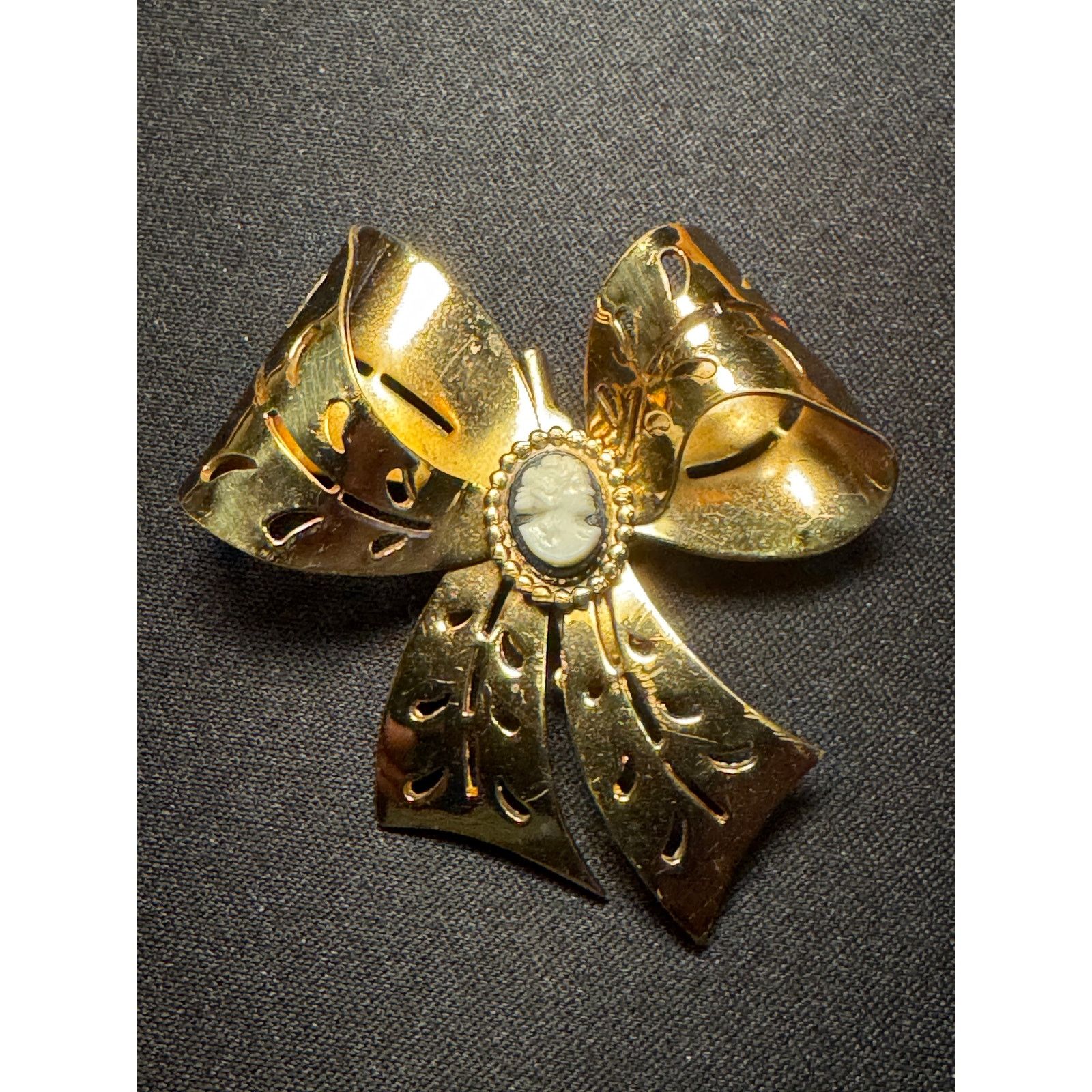 Other Vintage Coro Cameo Set In A Gold Tone Bow Brooch Size ONE SIZE - 3 Thumbnail