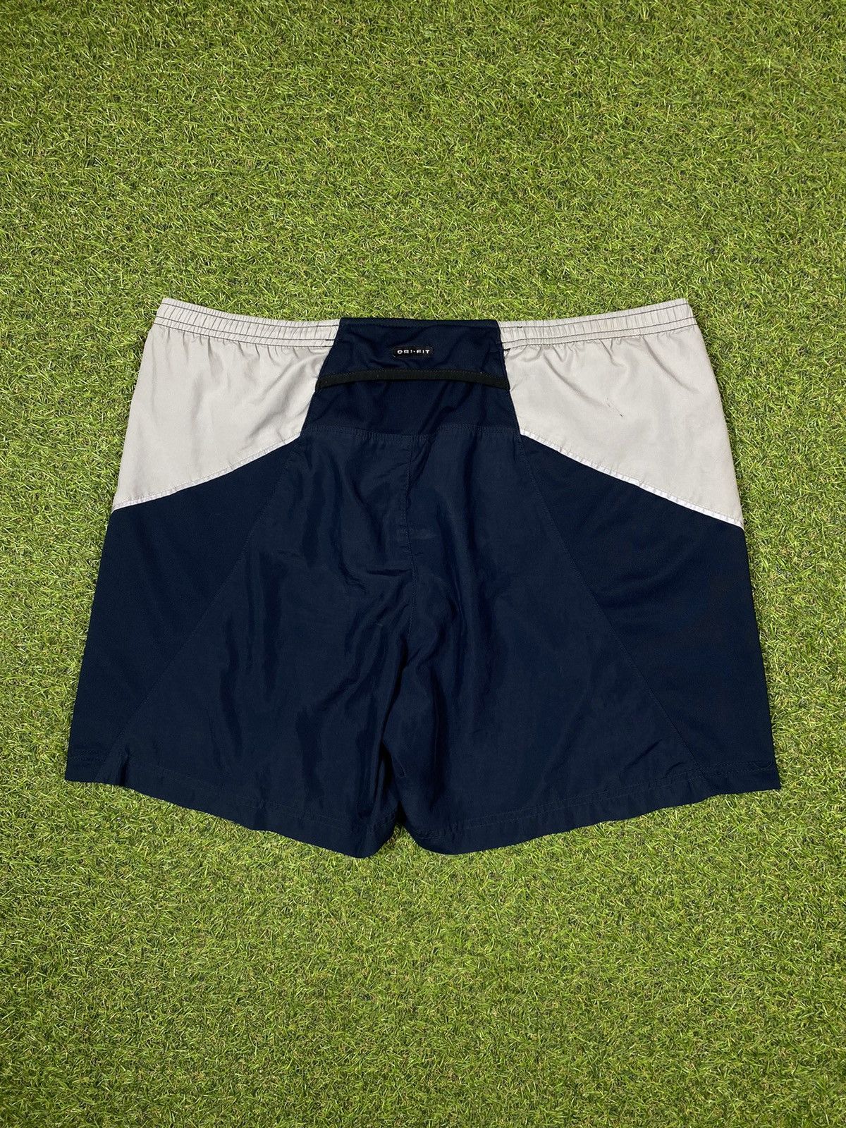 Nike Vintage Nike shorts streetwear swoosh casual y2k size XL Size US 36 / EU 52 - 2 Thumbnail