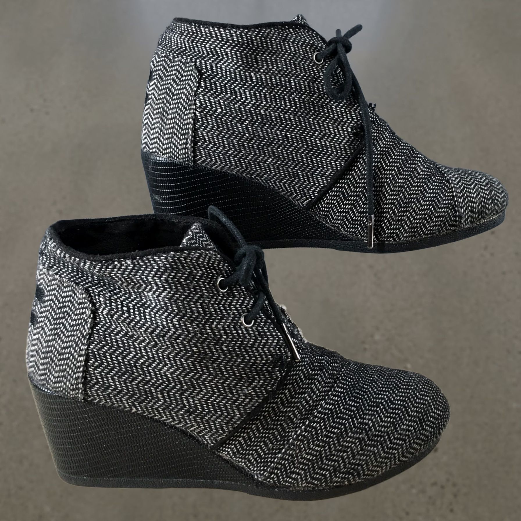 Toms TOMS Boots Womens 8 Herringbone Desert Wedge Heels Ankle Booties Grey Fabric Bootie Womens 8 Gray Herringbone Wedge Ankle Booties Fashion Shoes Size US 8 / IT 38 - 1 Thumbnail