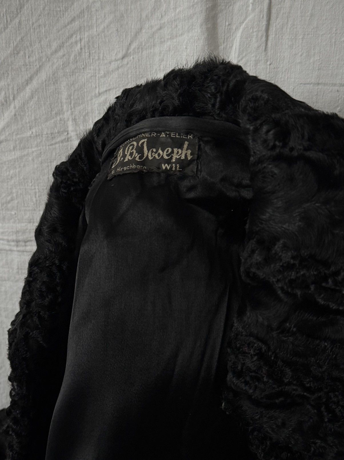 Vintage 1940s Vintage German Made Women's 'Persian Lamb' Fur Coat Size M / US 6-8 / IT 42-44 - 6 Thumbnail