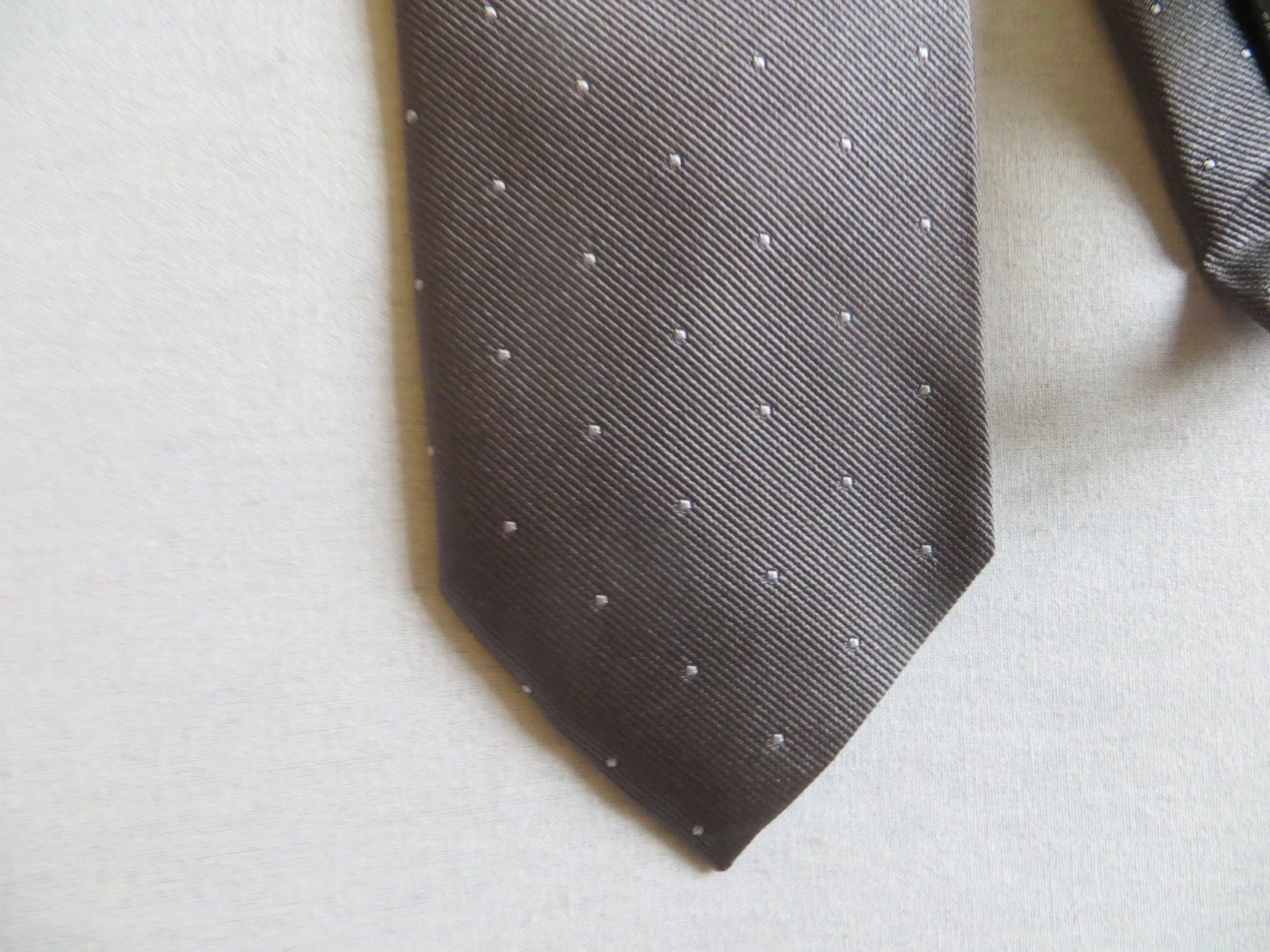 Drake's DRAKES GREY SPOTTED 100% SILK TIE Size ONE SIZE - 3 Thumbnail