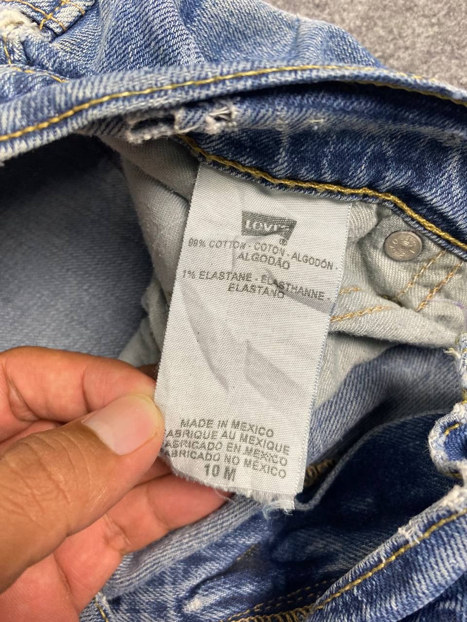 Levi's vintage levis 550 relaxed tapered distressed denim Size US 33 - 16 Thumbnail