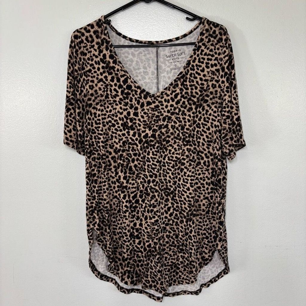 Torrid Torrid Soft Knit Leopard Print V-Neck Short Sleeve Shirt Size XS / US 0-2 / IT 36-38 - 1 Thumbnail