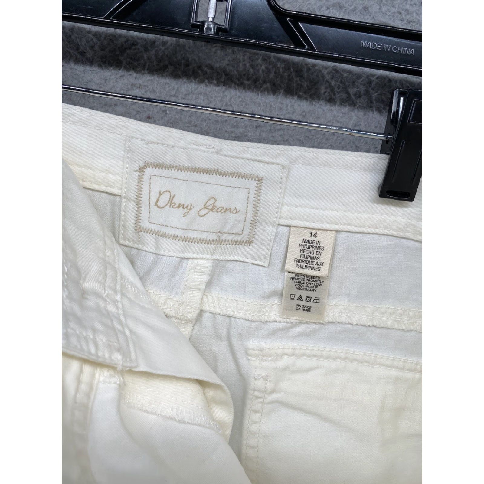 DKNY VINTAGE DKNY Jeans White Ivory Bermuda Shorts Women 14 Ivory Bermuda Shorts Womens DKNY Jeans 14 Size 36" / US 14 / IT 50 - 5 Thumbnail