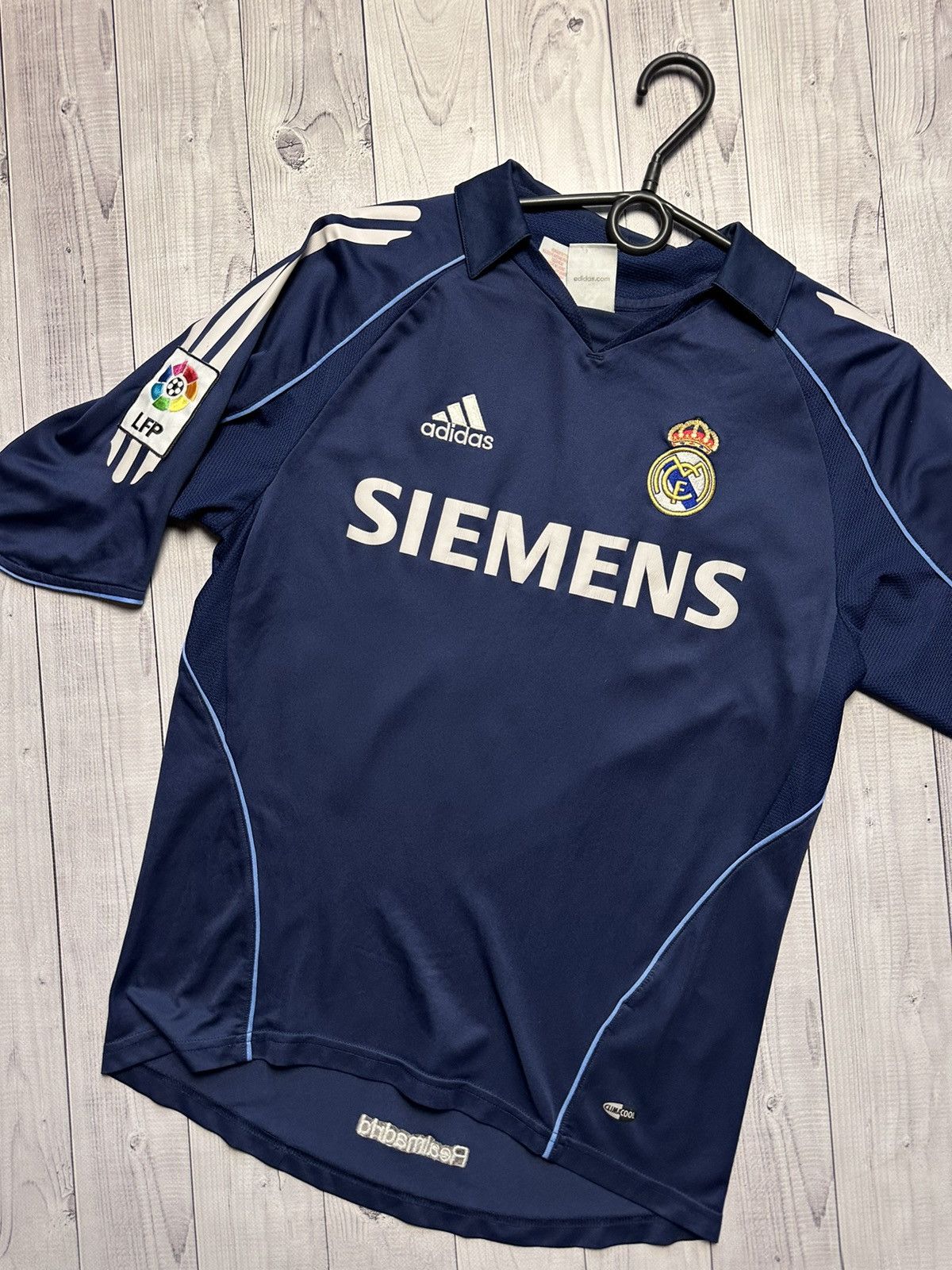 Adidas × Vintage Vintage Real Madrid soccer jersey size Xs adidas Siemens Size US XS / EU 42 / 0 - 2 Thumbnail