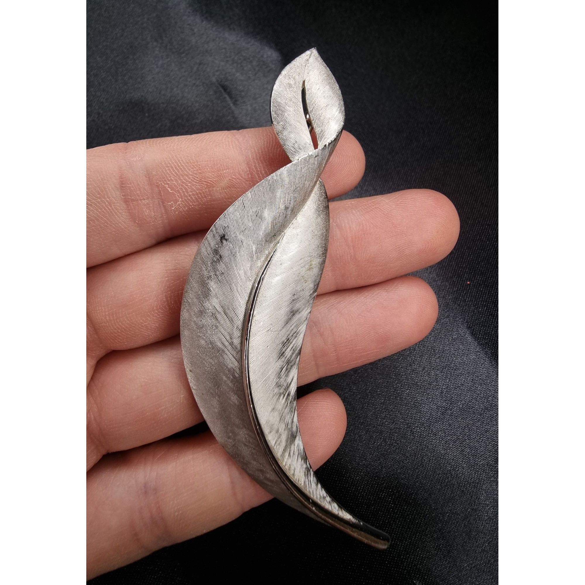 Vintage Vintage 1960s Trifari Silver Leaf Set – Brooch & Earrings Size ONE SIZE - 5 Thumbnail