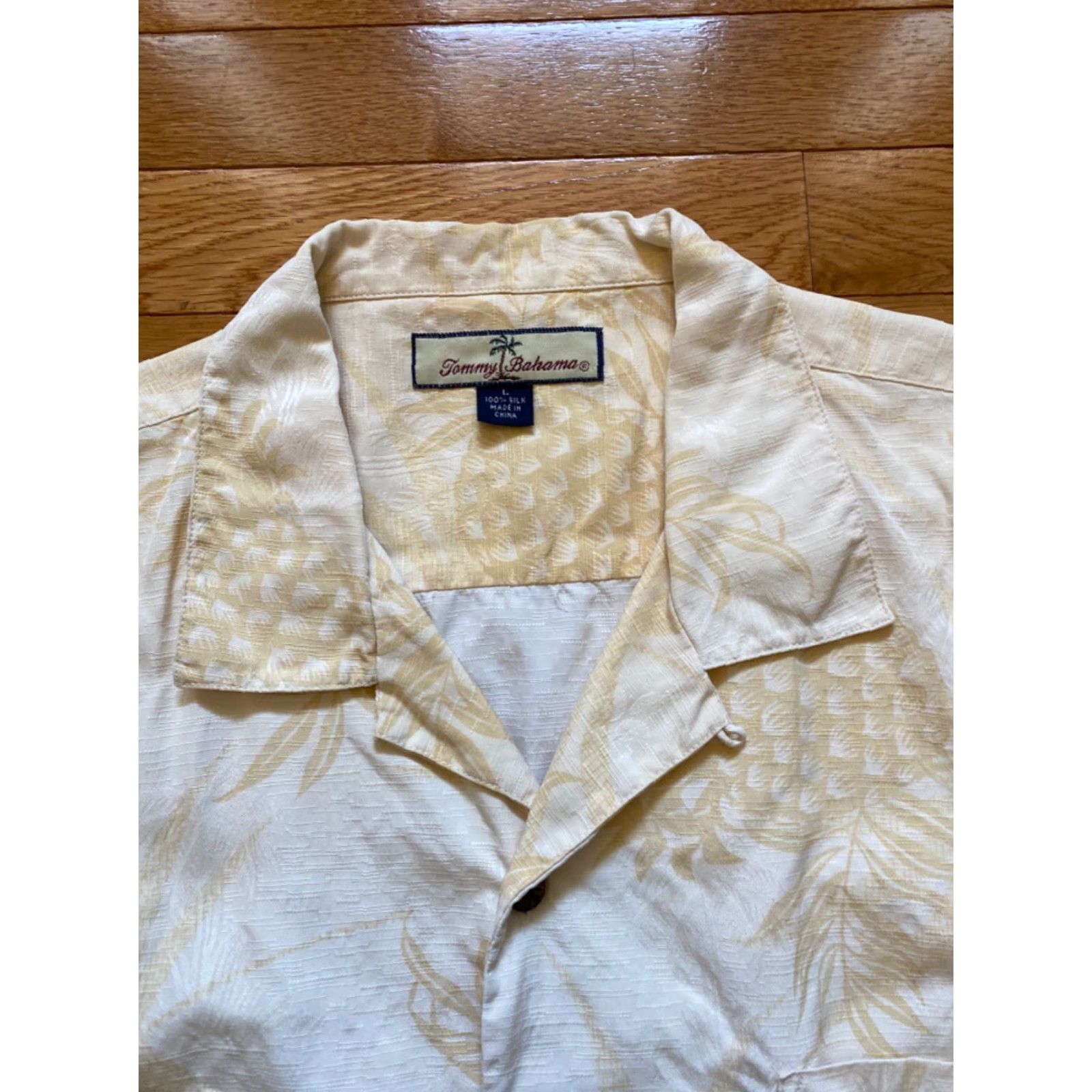Tommy Bahama VINTAGE Tommy Bahama Relax Silk Camp Shirt Pineapples Size L mens Cream Size US L / EU 52-54 / 3 - 4 Thumbnail