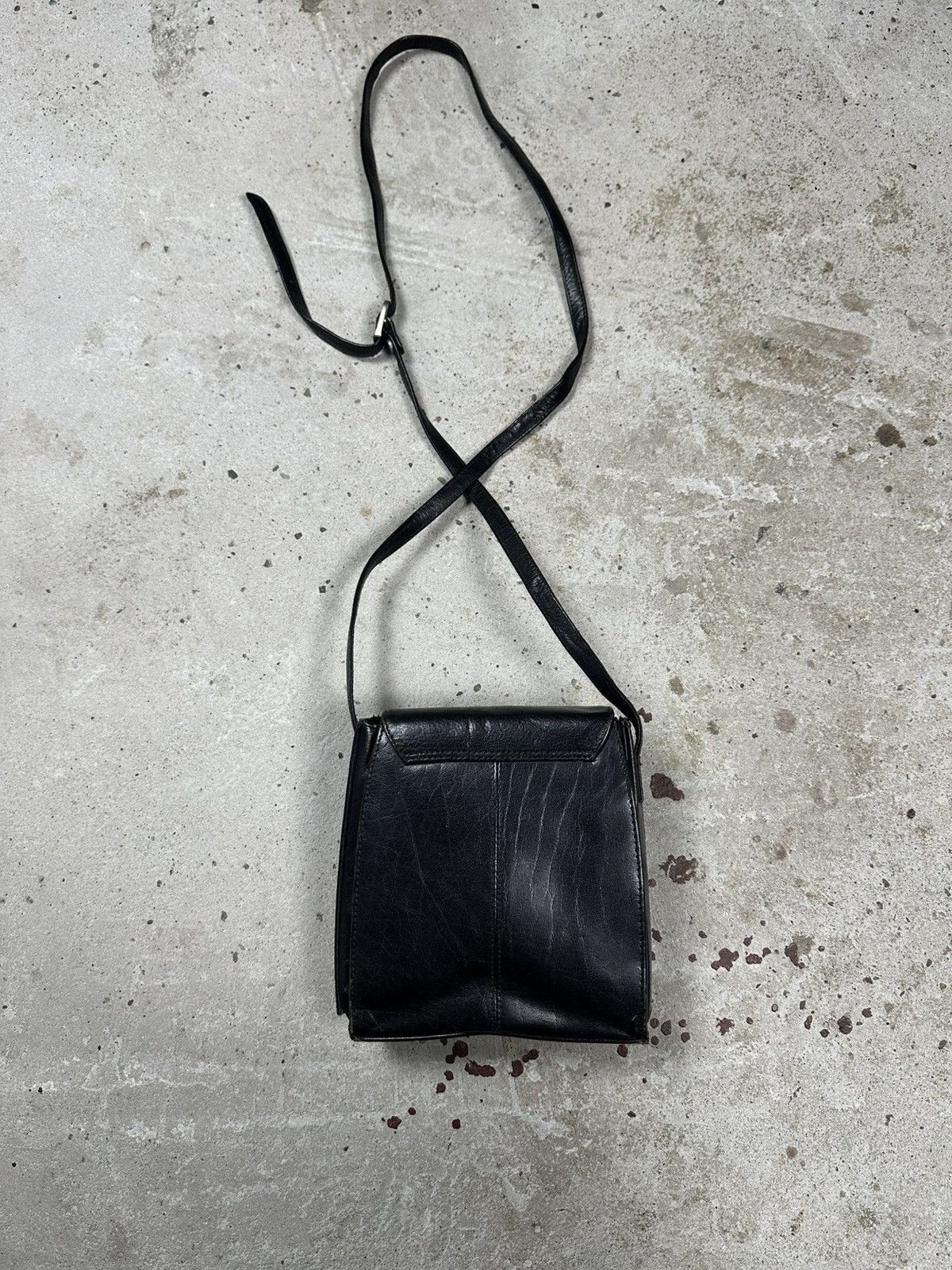 Japanese Brand Vintage Y2K Black Genuine Leather Messenger Crossbody Bag Size ONE SIZE - 2 Thumbnail