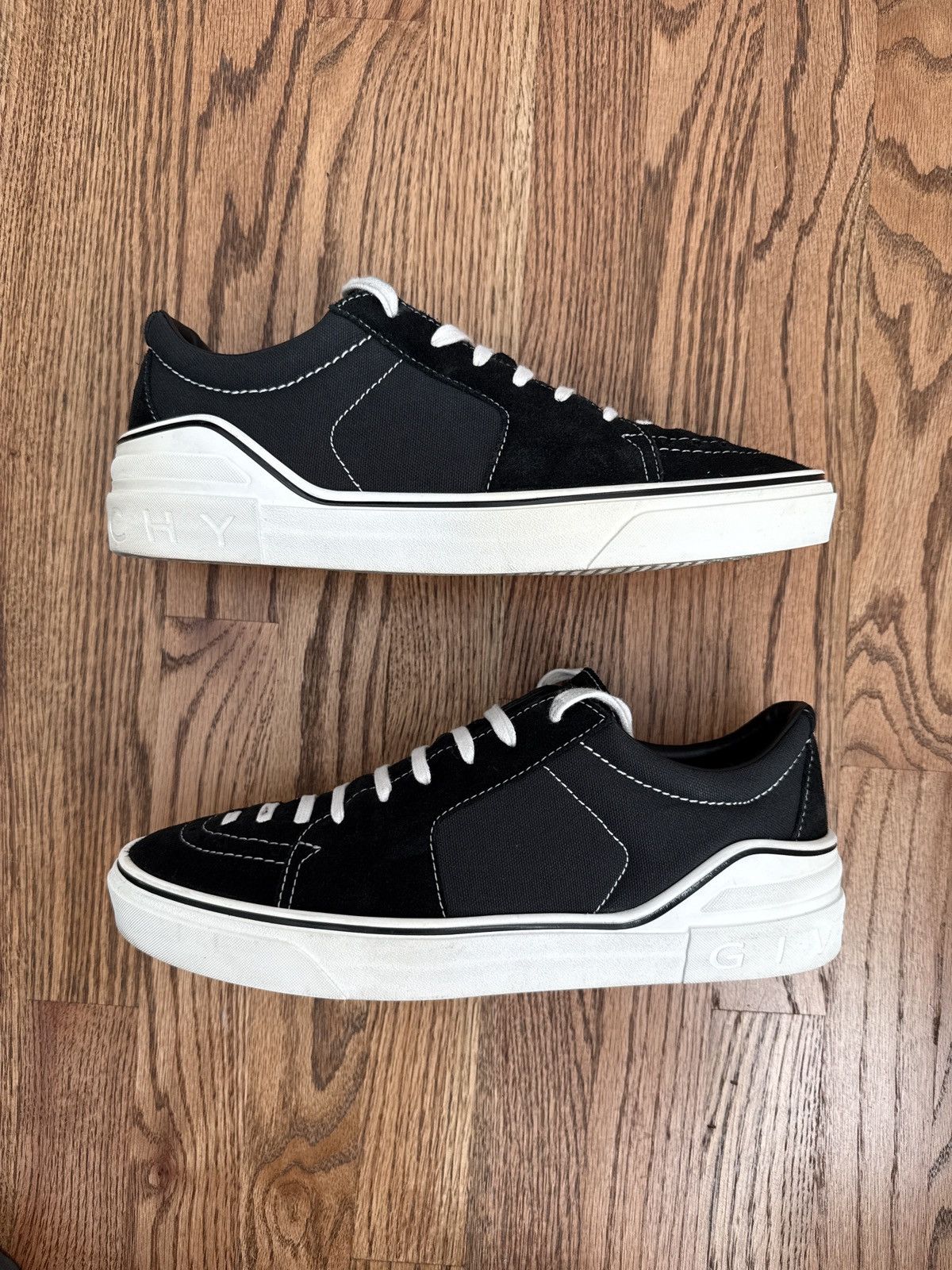 Givenchy George V Low Sneaker