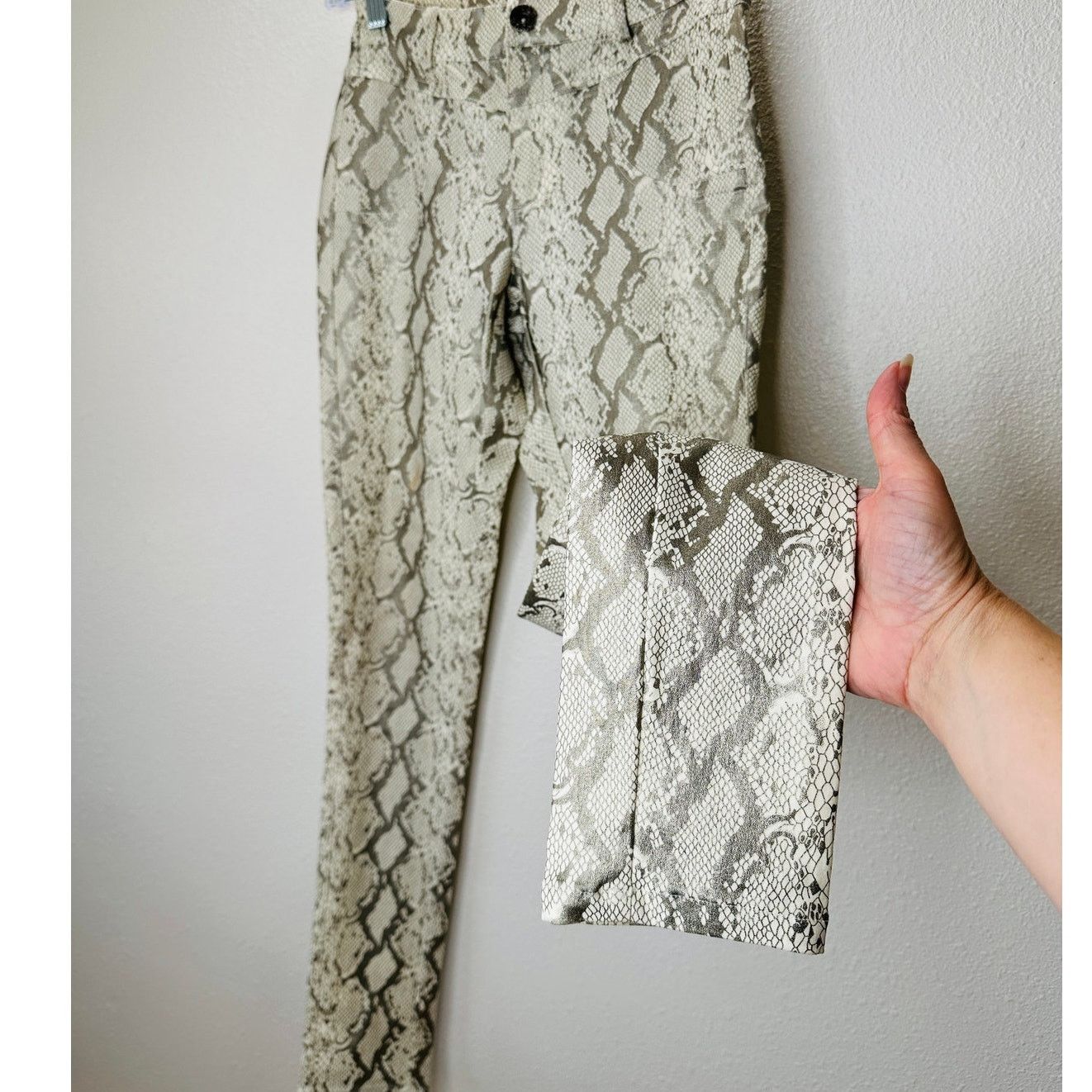Other Caribbean Queen Cream Silver Snake Print Zip Skinny Jegging Size 27" / US 4 / IT 40 - 1 Thumbnail