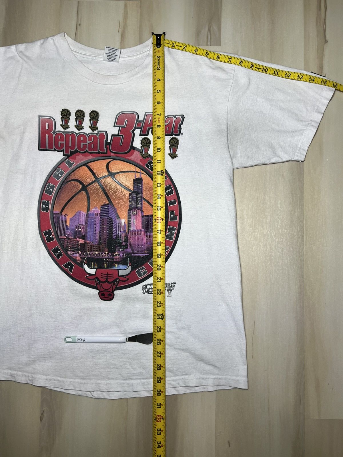 Starter 1998 Chicago Bulls Repeat 3-Peat NBA Champions Starter Sz L Size US L / EU 52-54 / 3 - 4 Thumbnail