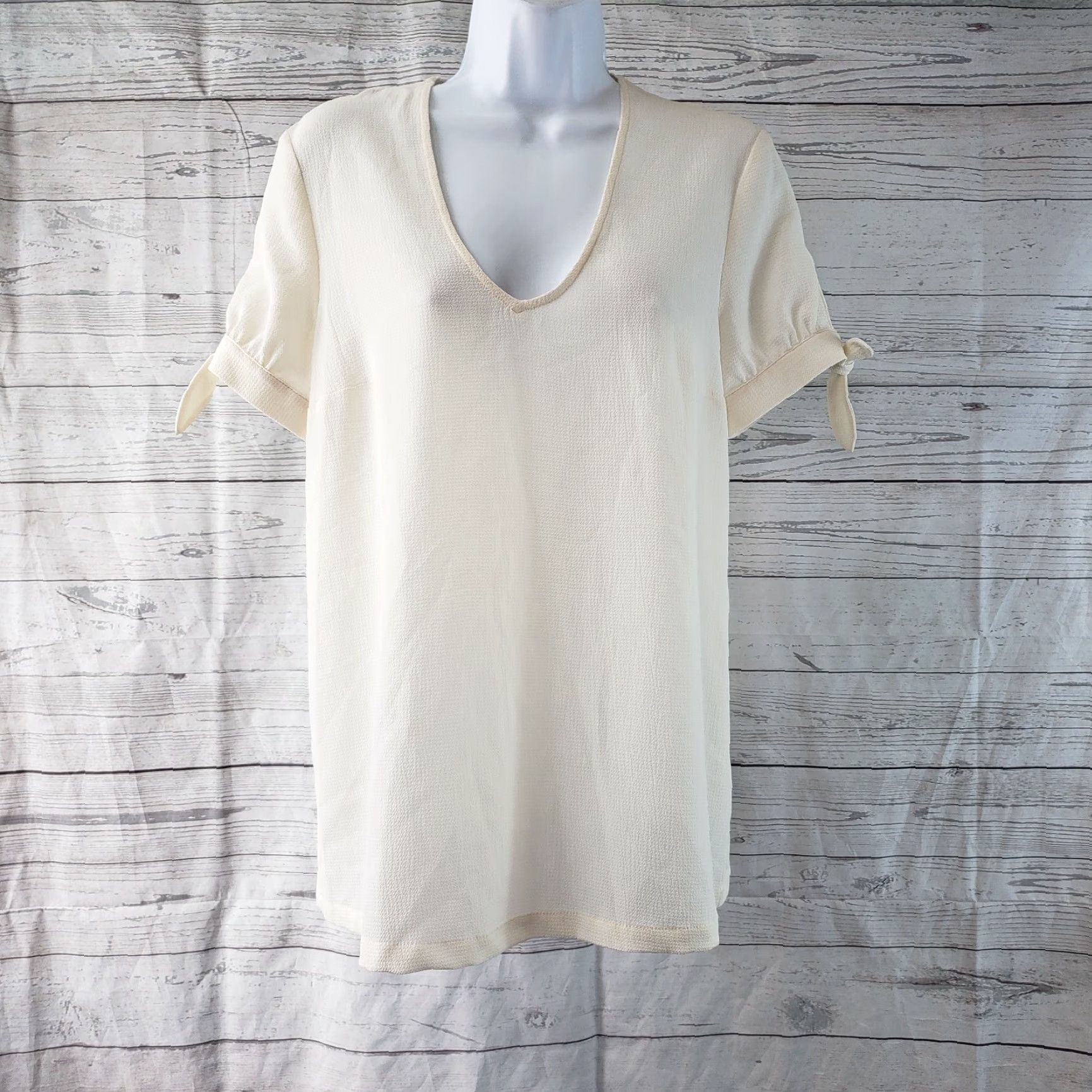 Vintage Modcloth Womens Blouse Short Sleeve V-Neck Solid Ivory M Adult Womens Blouse V-Neck Crema Ivory 90s Vintage? Size M / US 6-8 / IT 42-44 - 2 Thumbnail