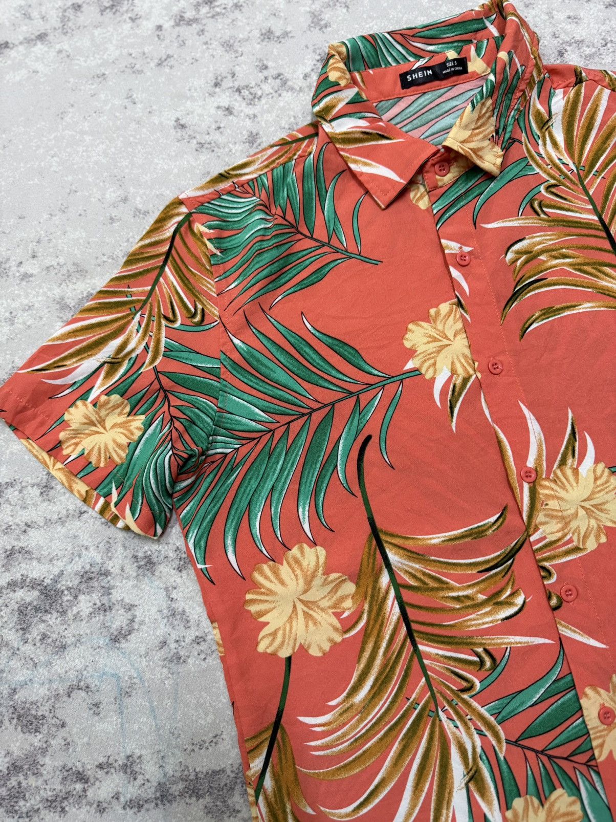 Shein SHEIN button up shirt with a tropical leaf and flower patern Size US S / EU 44-46 / 1 - 4 Thumbnail