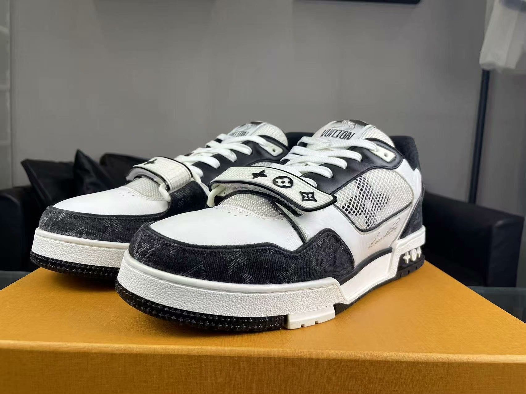 Louis Vuitton Louis Vuitton Training Black Lowtop Sneakers 43.5 Men Size US 10.5 / EU 43-44 - 1 Thumbnail