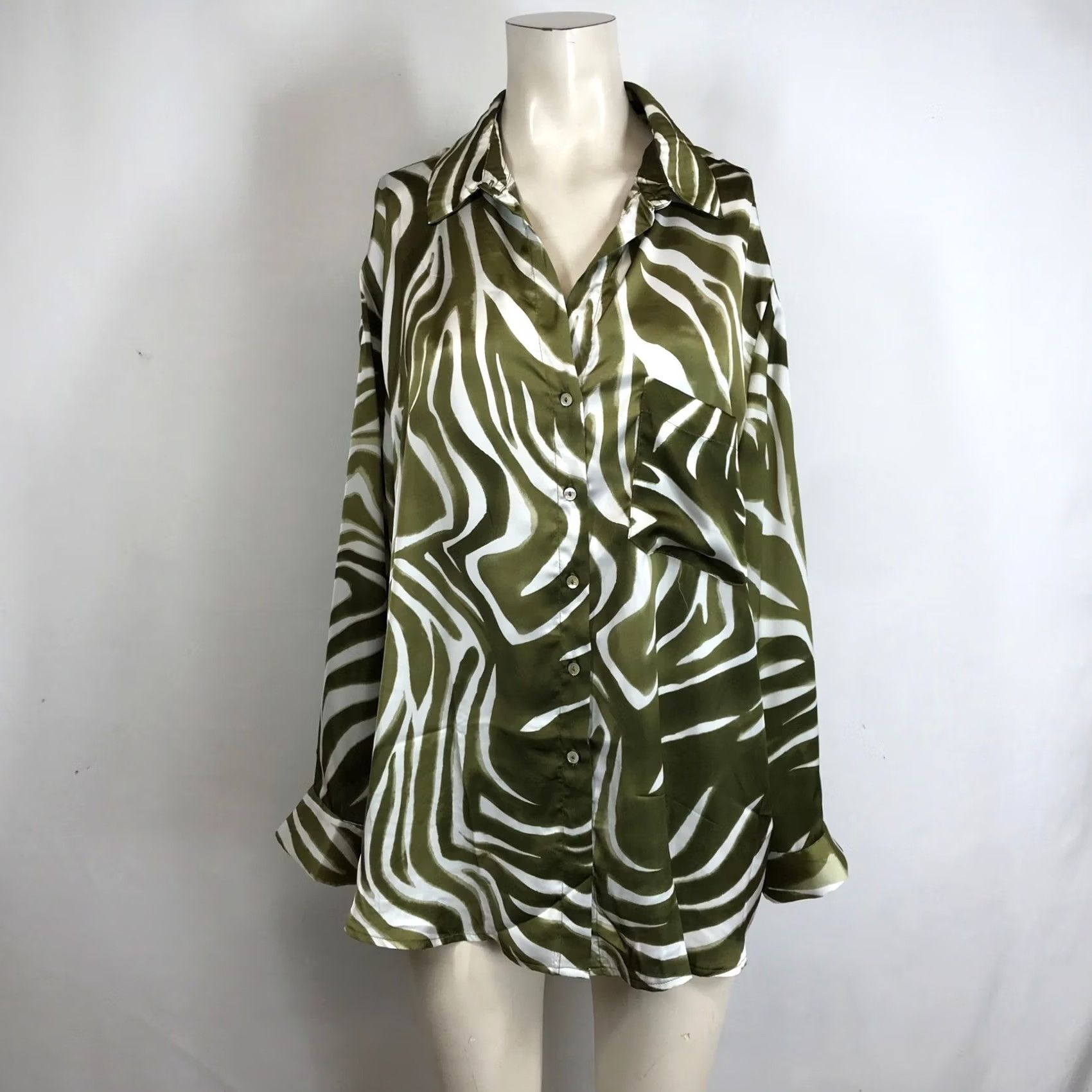 Vintage VINTAGE HAVER LONDON Zebra Print Satin Button Down Long Sleeve Shirt Women's L Size S / US 4 / IT 40 - 2 Thumbnail