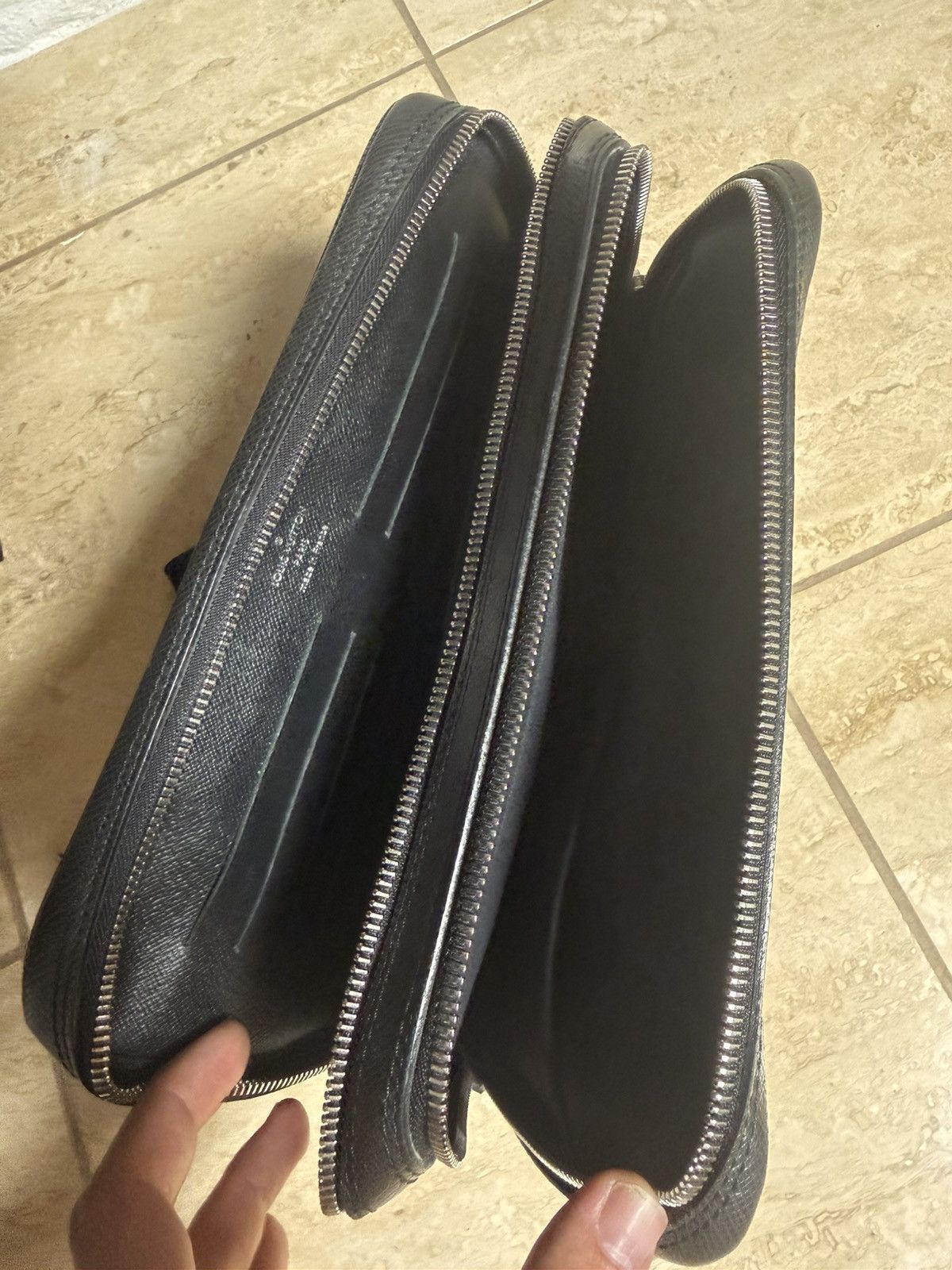 Louis Vuitton Louis Vuitton Taiga Leather Organizer Clutch Bag Black Size ONE SIZE - 4 Thumbnail