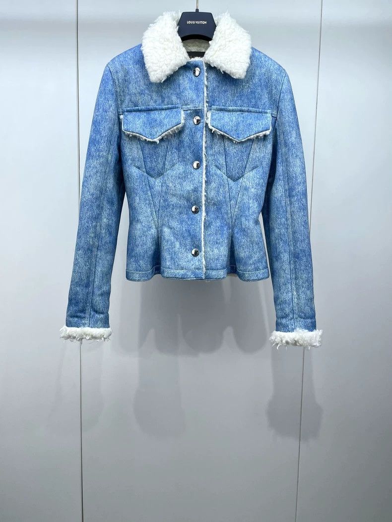Louis Vuitton Louis Vuitton Slim denim jacket with furry lapels jacket 25 Size XS / US 0-2 / IT 36-38 - 1 Thumbnail