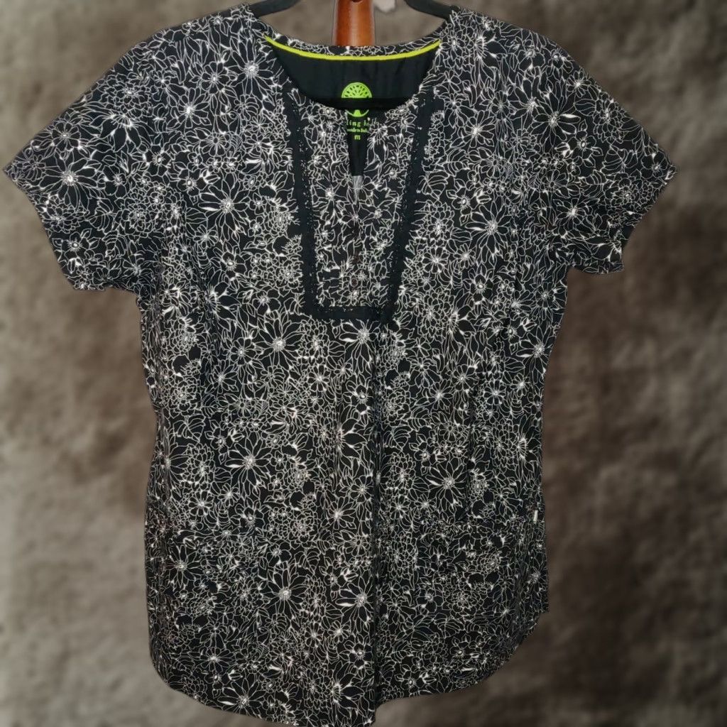 HEALING HANDS Women's Scrubs Top Size M Black White Floral V-Neck