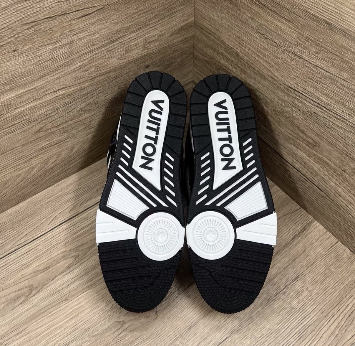 Louis Vuitton Louis Vuitton Trainer Black and White Denim Sneakers J41 Size US 9.5 / EU 42-43 - 6 Thumbnail