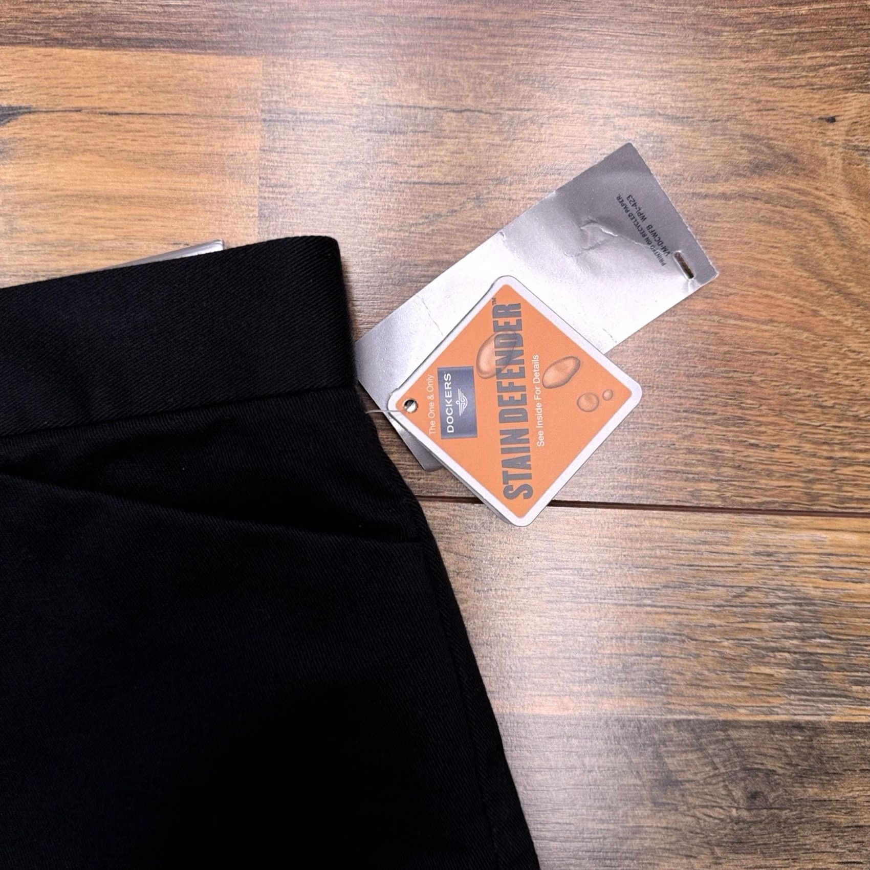 Dockers VINTAGE Dockers Womens 8 Black Go Khaki Shorts High Rise Stretch Chino Casual 6in Inseam Regular Size 30" / US 8 / IT 44 - 4 Thumbnail