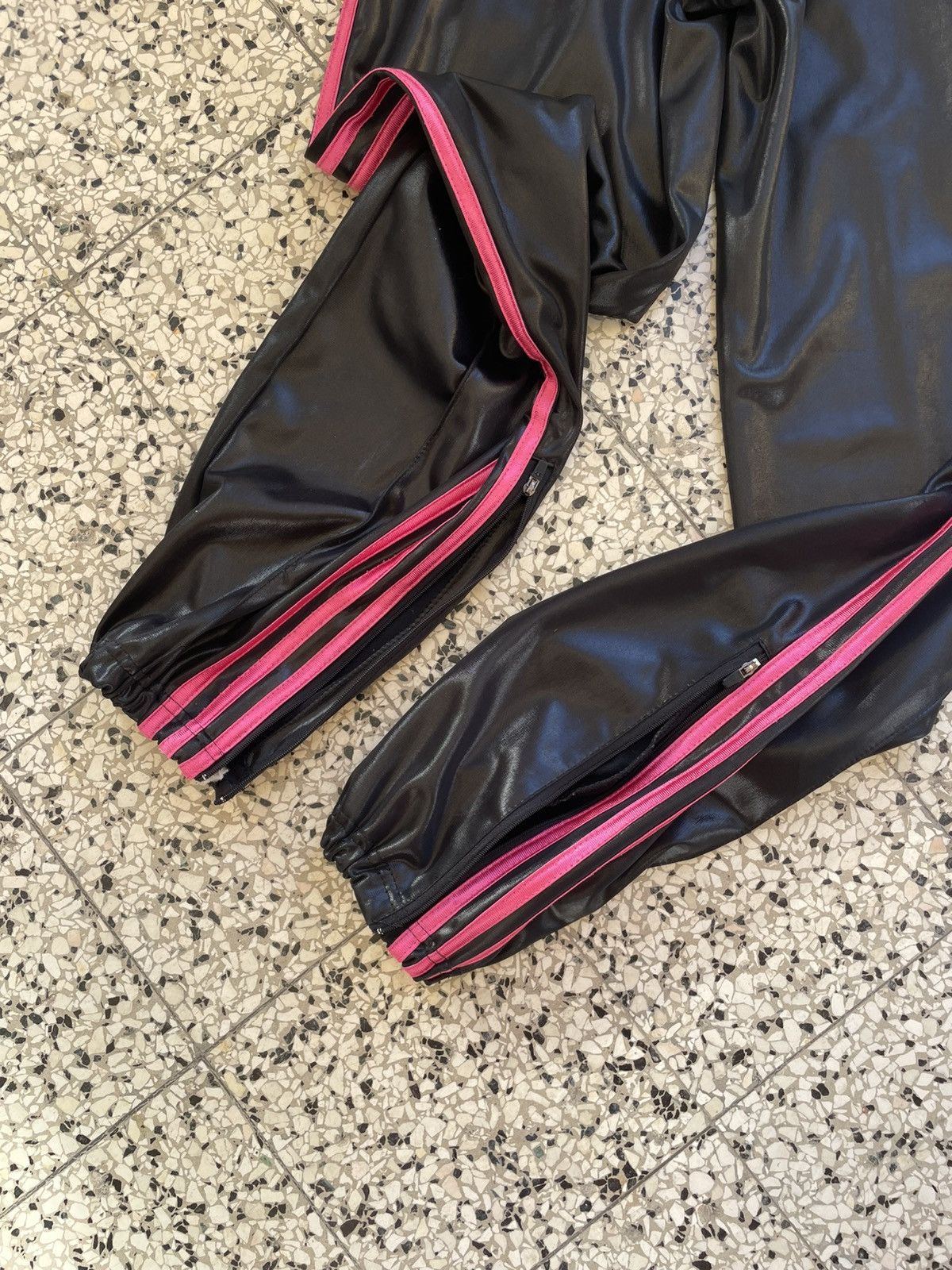 Adidas Rare Adidas CHILE62 S black and pink coated sweatpants Size 26" / US 2 / IT 38 - 10 Thumbnail