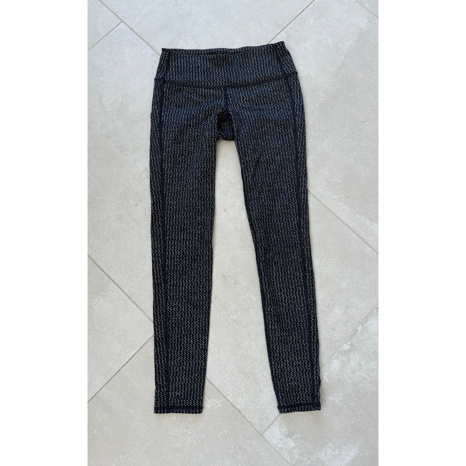 Athleta Athleta Chaturanga Tight Legging, Zig-Zag Black/White Size 24" / US 00 / IT 34 - 1 Thumbnail
