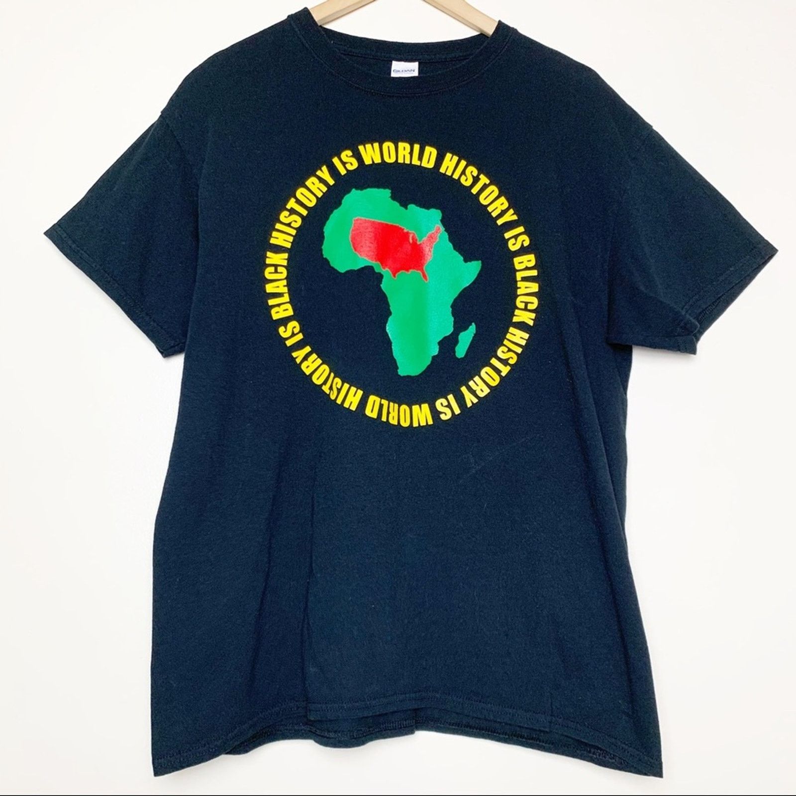 Gildan Black History is World History Graphic Tee Unisex Large Size L / US 10 / IT 46 - 1 Thumbnail