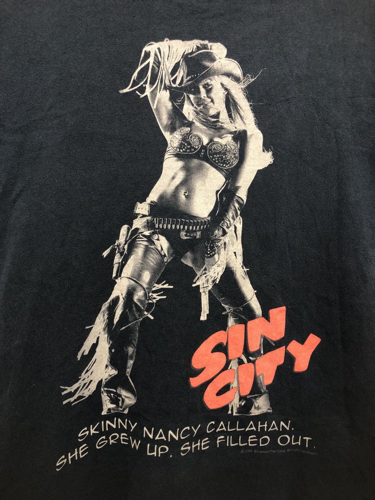 Vintage Sin City ©️2005 Movie Tshirt Miramax Film, Crop Rare & Faded Size US S / EU 44-46 / 1 - 2 Thumbnail