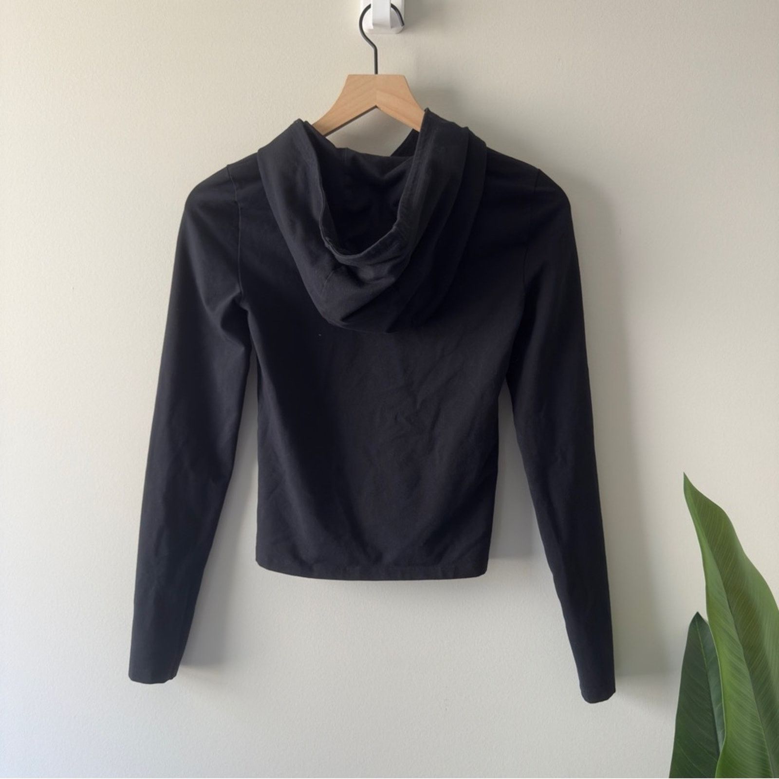 Aritzia Aritzia TNA Fitted Black Hoodie Top Long Sleeve Athleisure S Size S / US 4 / IT 40 - 2 Thumbnail