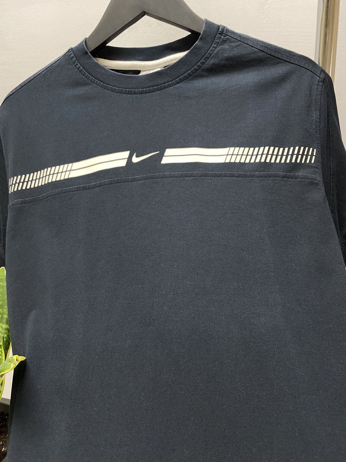 Vintage Vintage 90s Nike Centre Logo T Shirt Size US L / EU 52-54 / 3 - 9 Thumbnail