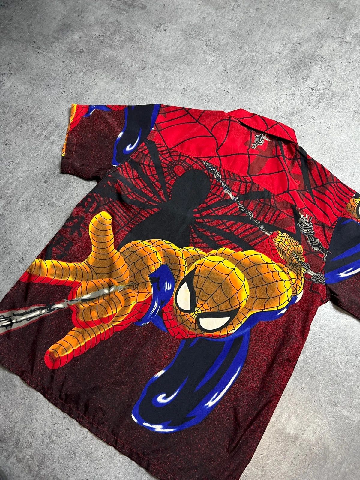 Vintage vintage 90s fullprint aop spiderman red shirt Size US M / EU 48-50 / 2 - 4 Thumbnail