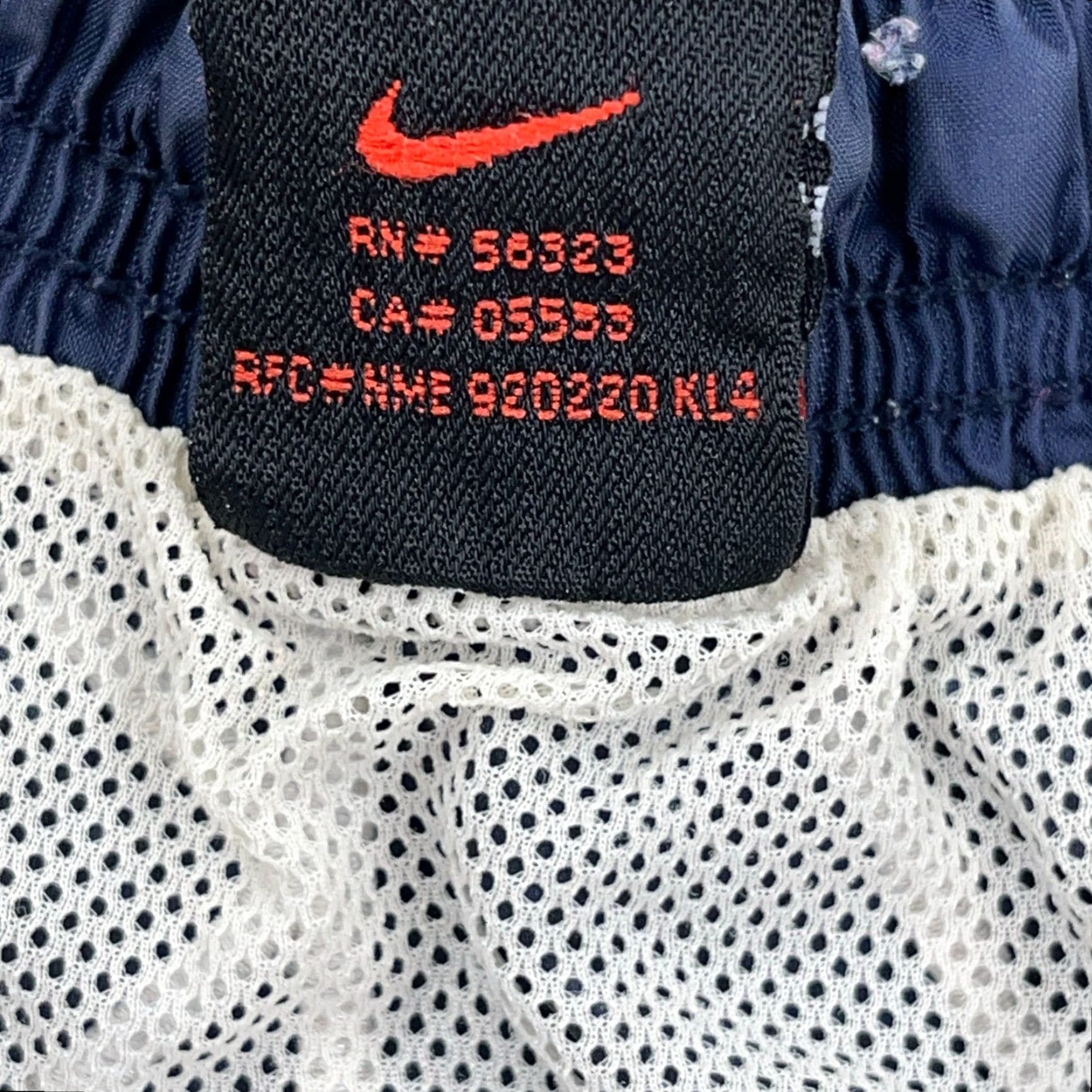 Nike VINTAGE Nike Swim Trunks Men Large Navy Blue Bored Shorts Spellout 2000s Swim Trunks Nike Men L Navy Blue 2000s Size US 33 - 6 Thumbnail