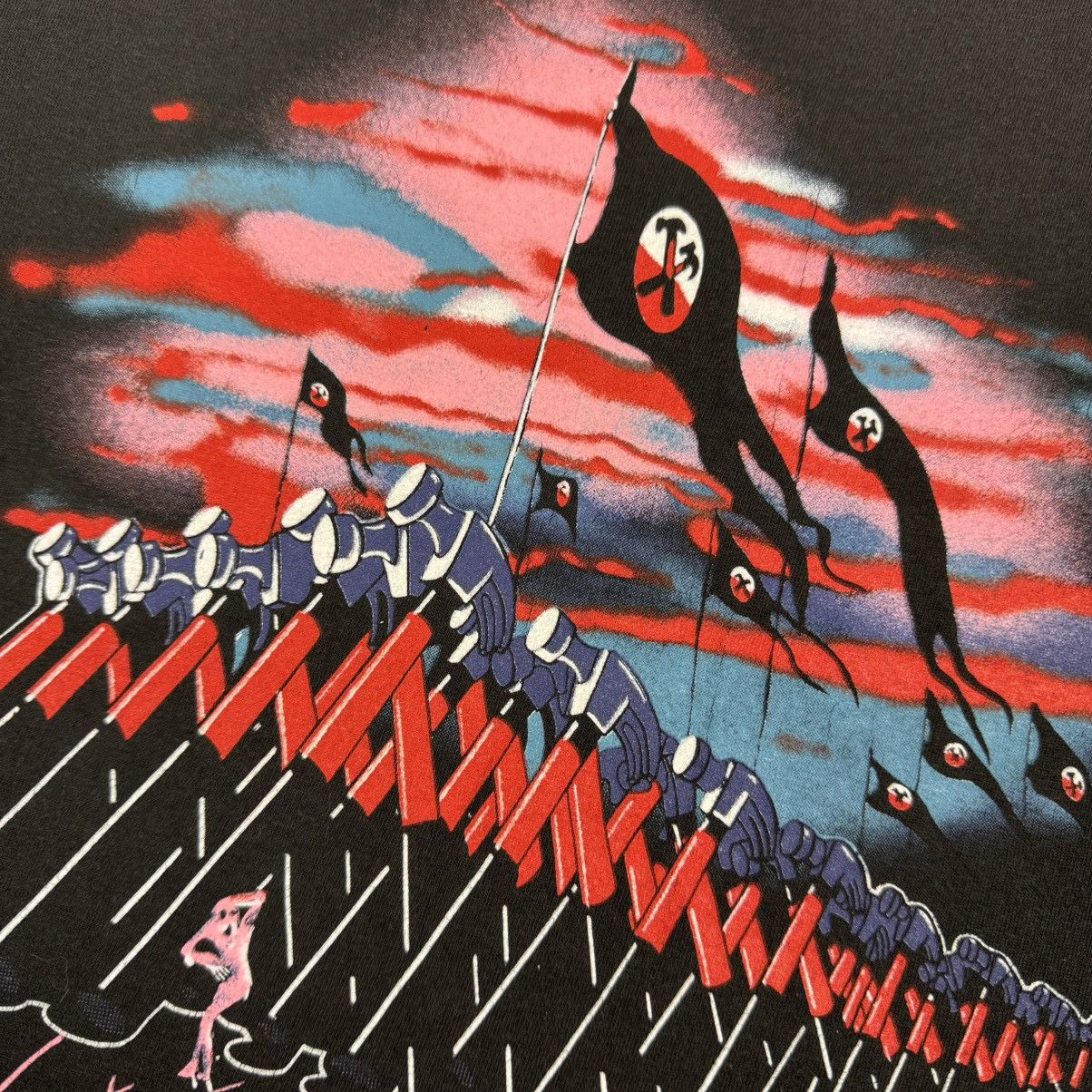 Band Tees Vintage Faded Pink Floyd The Wall "Marching Hammers" T-shirt Size US L / EU 52-54 / 3 - 7 Thumbnail