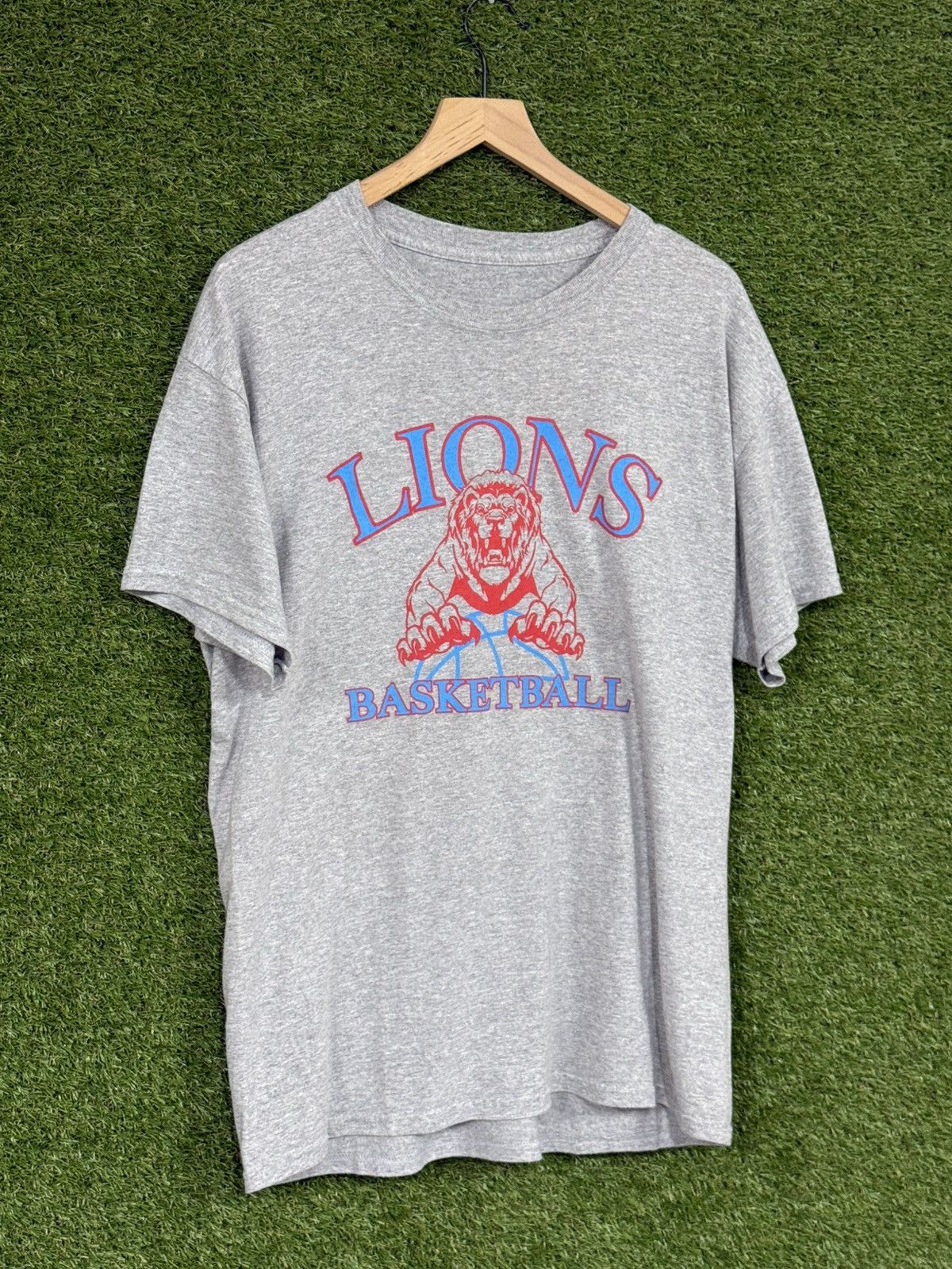 Vintage Vintage Lion's Den Basketball Sport Logo Tee Grey XL Size US XL / EU 56 / 4 - 1 Thumbnail