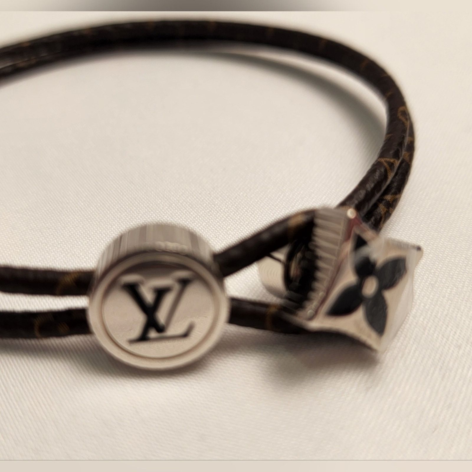 Louis Vuitton Authentic Louis Vuitton Catch It Monogram Eclipse New Rare Size ONE SIZE - 8 Thumbnail