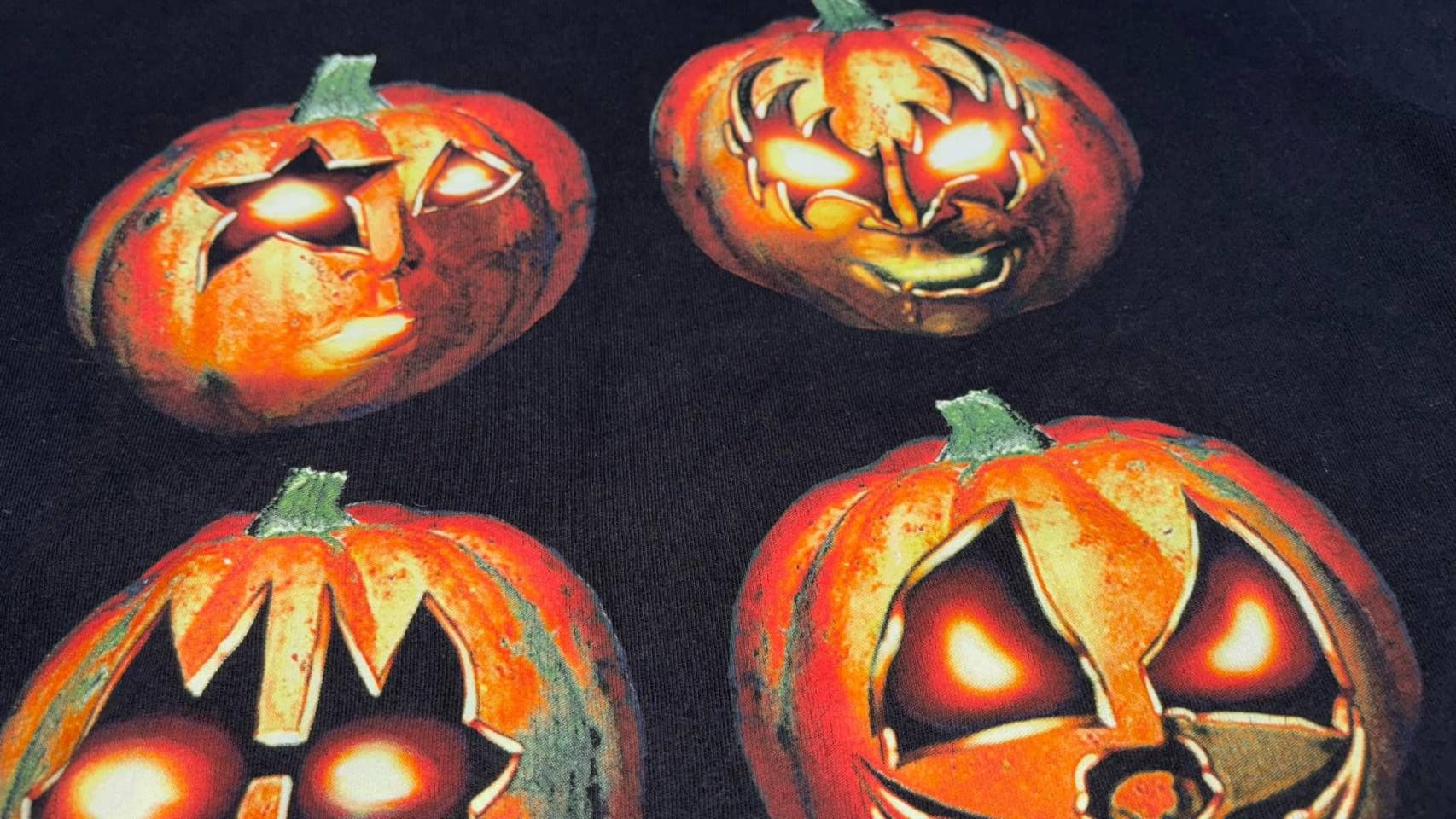 Band Tees Vintage Kiss Halloween Pumpkins ©2000 T-shirt Size US XL / EU 56 / 4 - 5 Thumbnail