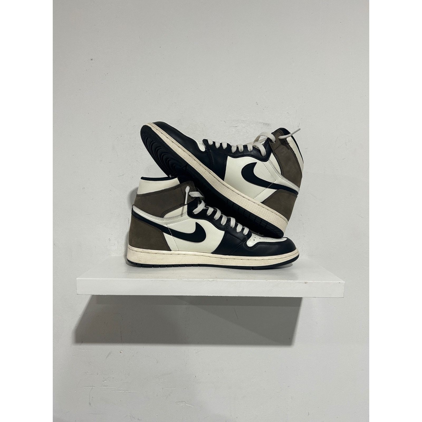 Nike JORDAN 1 RETRO HIGH MOCHA SIZE 11.5 PREOWNED Size US 11.5 / EU 44-45 - 2 Thumbnail