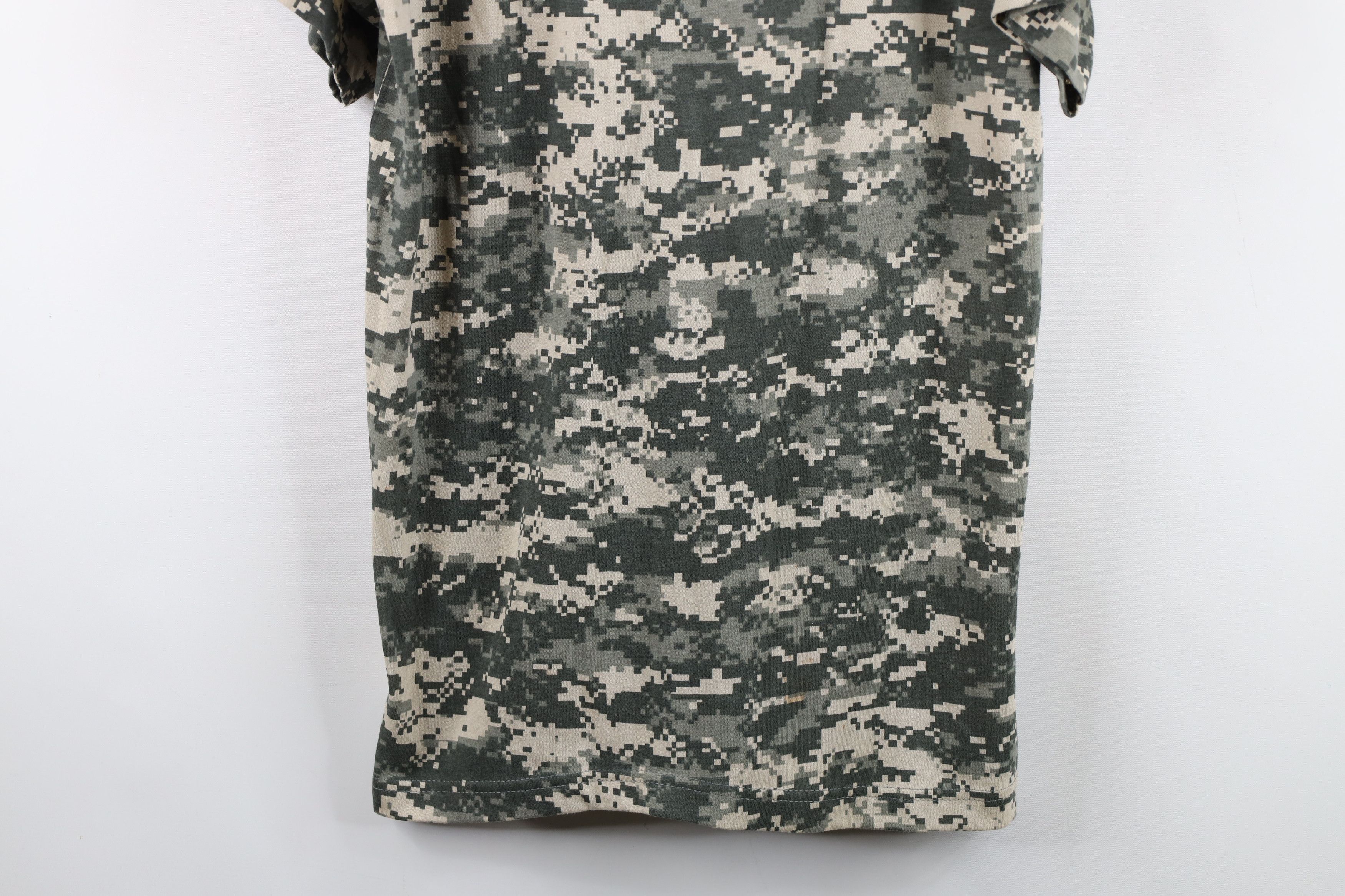Vintage Vintage 90s Streetwear Digi Camouflage T-Shirt USA Size US L / EU 52-54 / 3 - 3 Thumbnail