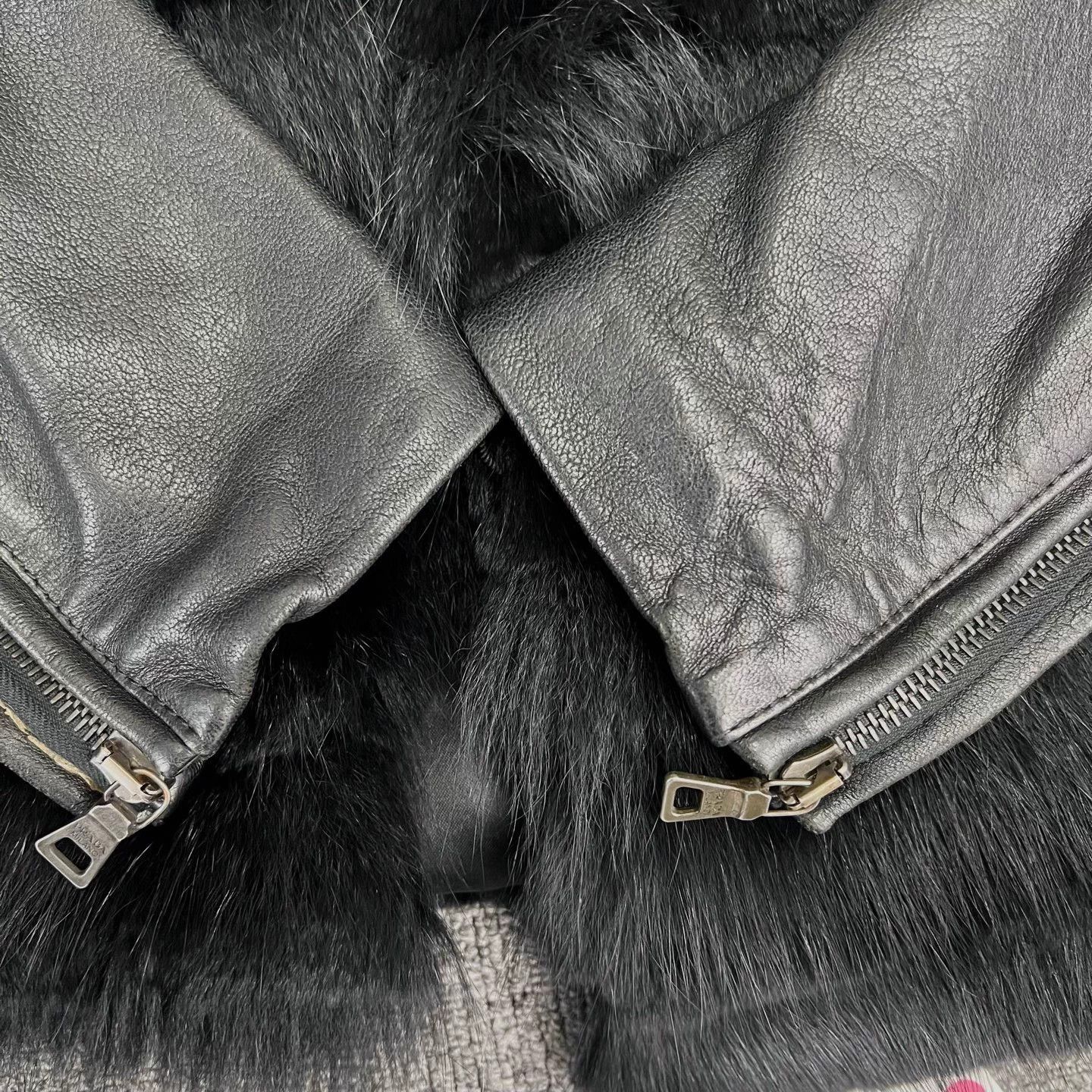 Prada High-end look! Prada black fur coat Size M / US 6-8 / IT 42-44 - 4 Thumbnail