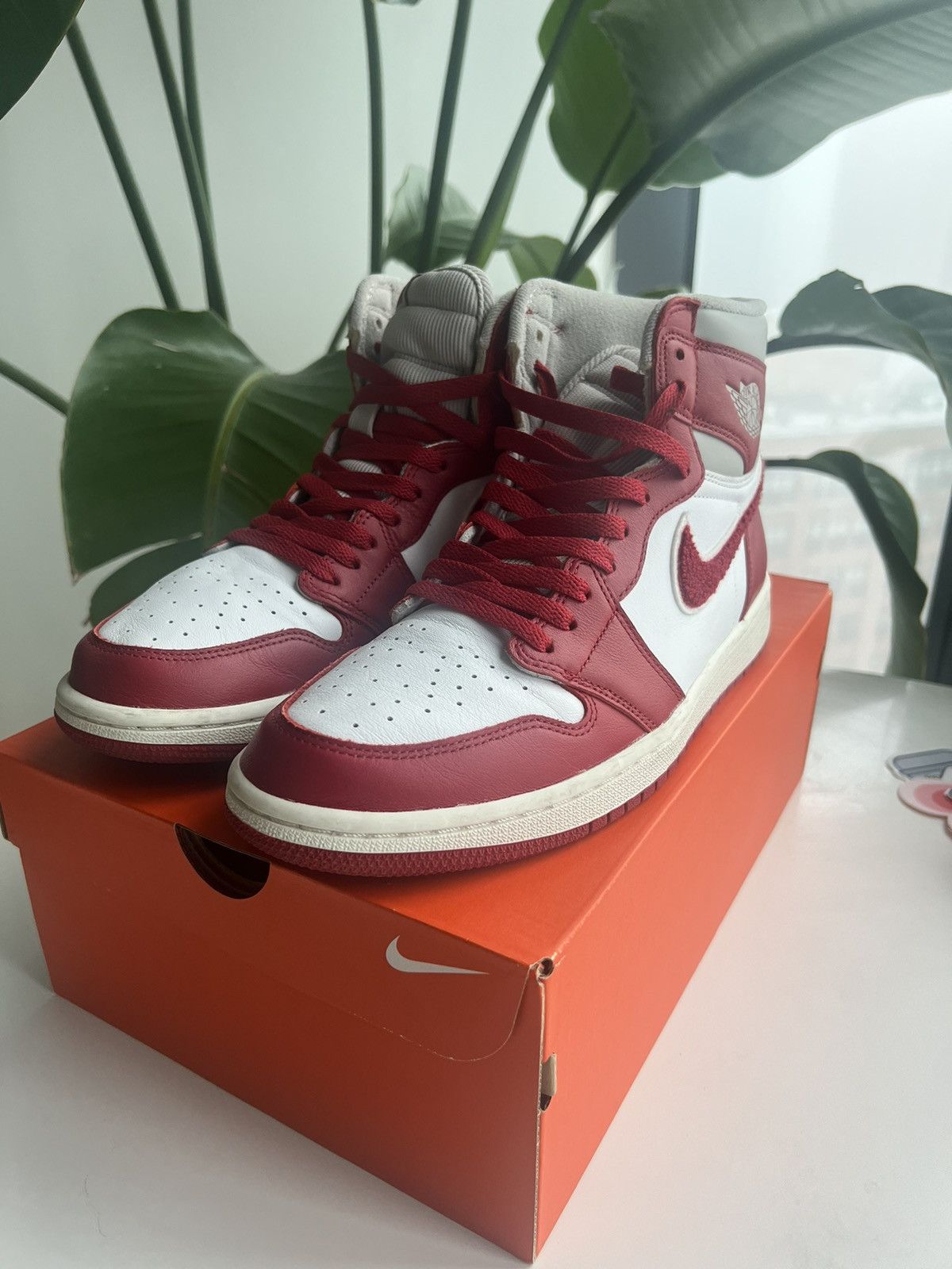 Jordan Brand Jordan 1 Retro High OG, Varsity Red Size US 9.5 / EU 42-43 - 4 Thumbnail